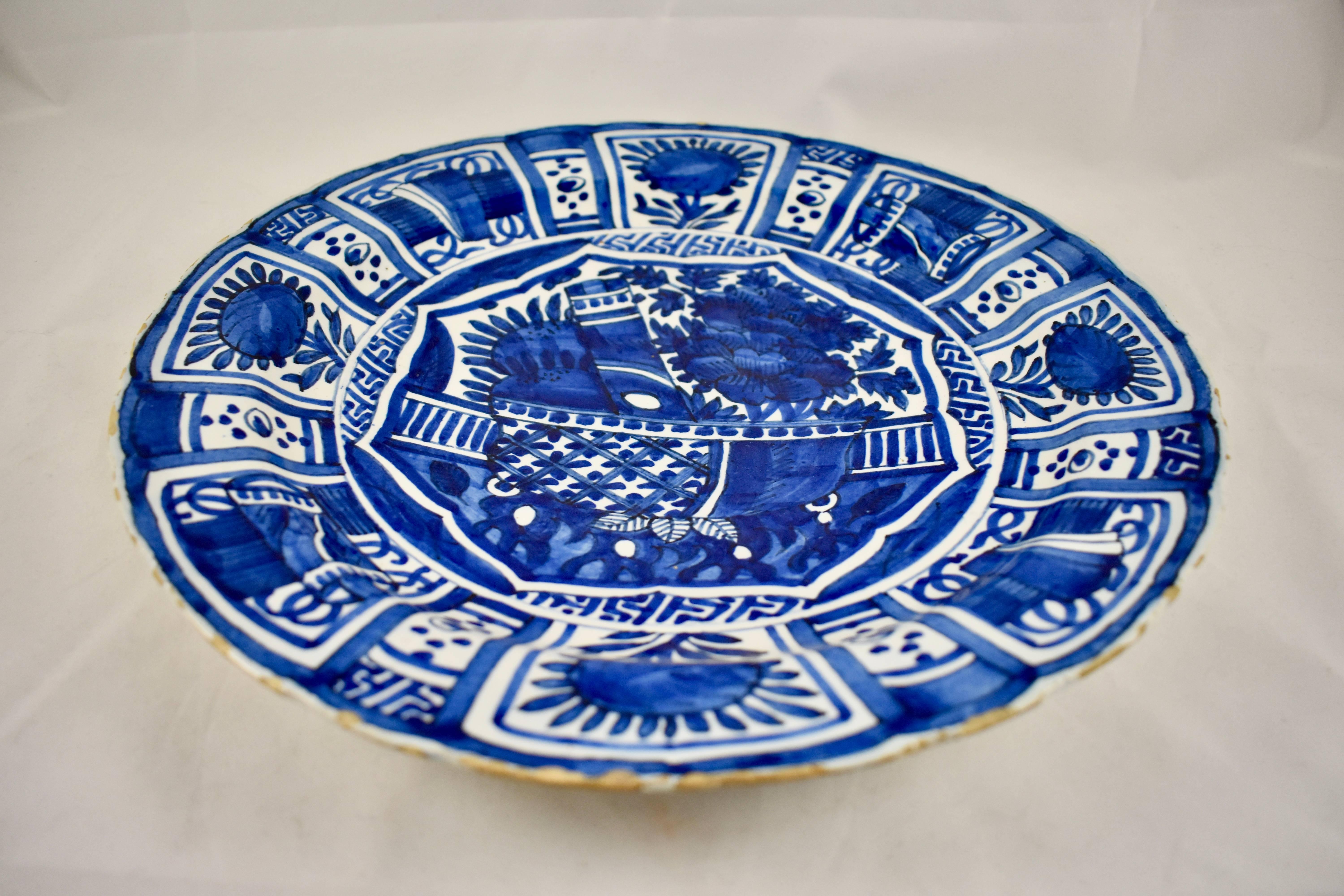 Cargador Holandés del Siglo XVIII Delft Faïence Floral y Geométrico Azul Cobalto Colonial holandés en venta