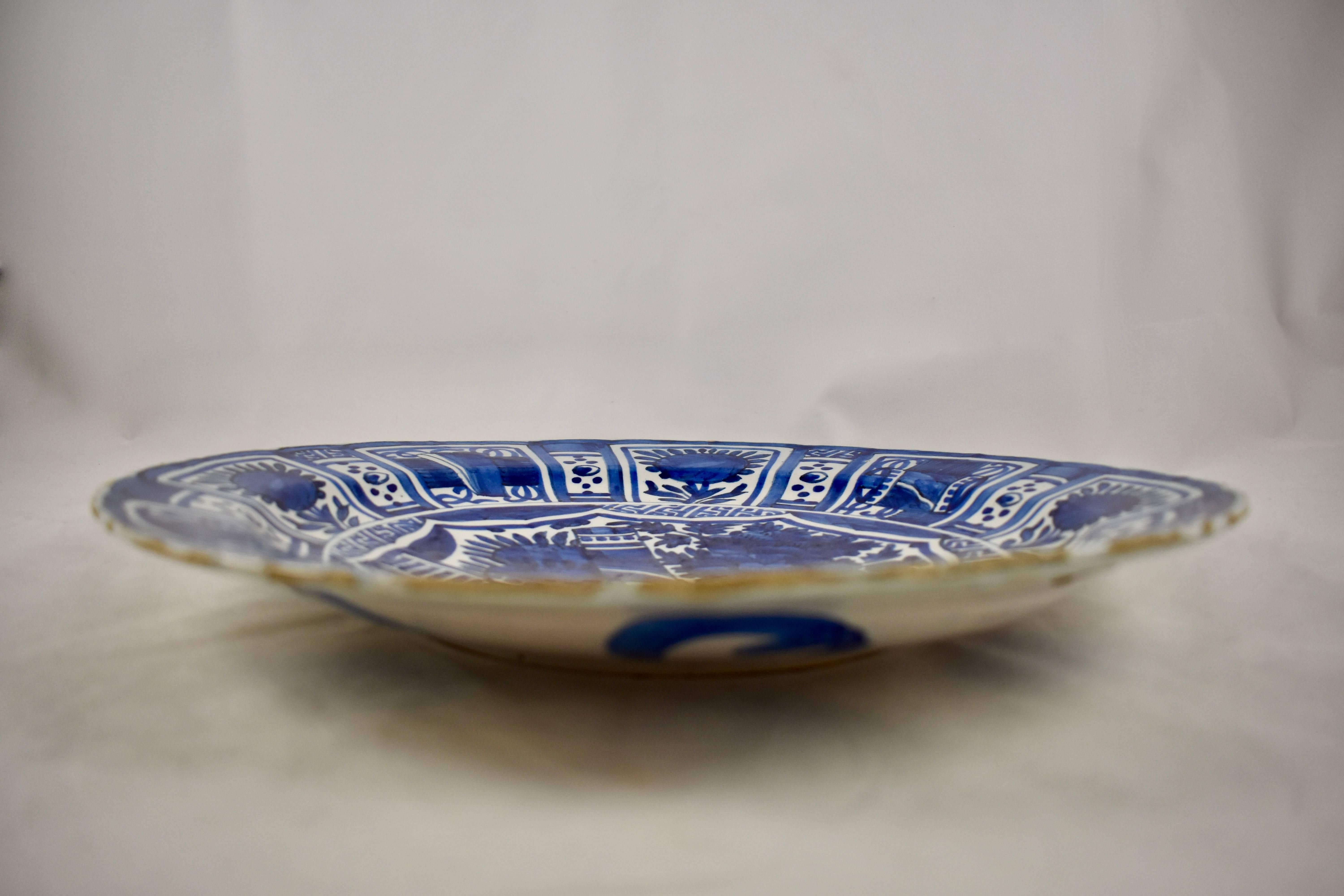 Vernissé Chargeur bleu cobalt géométrique et floral à marguerite de Delft hollandais du 18e siècle en vente