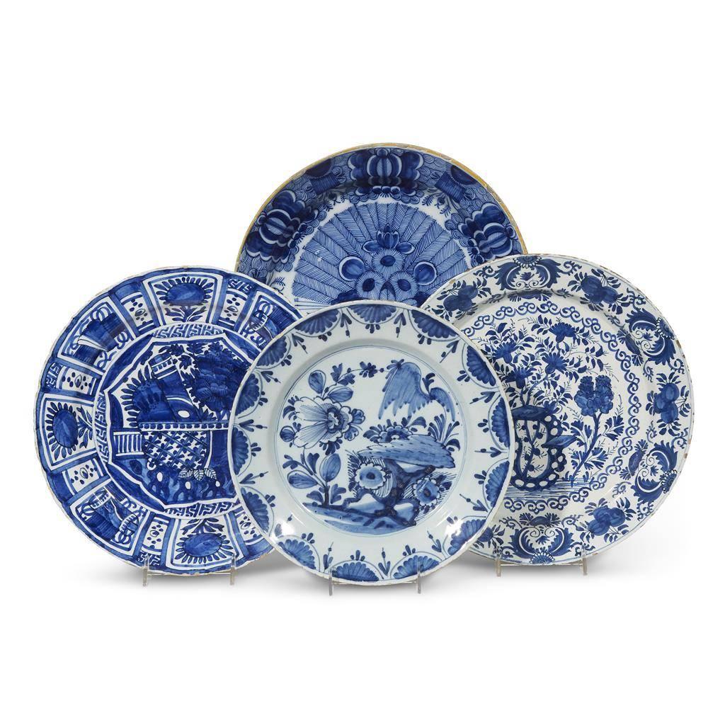 18th Century Dutch Delft Faïence Daisy Floral and Geometric Cobalt Blue Charger For Sale 3
