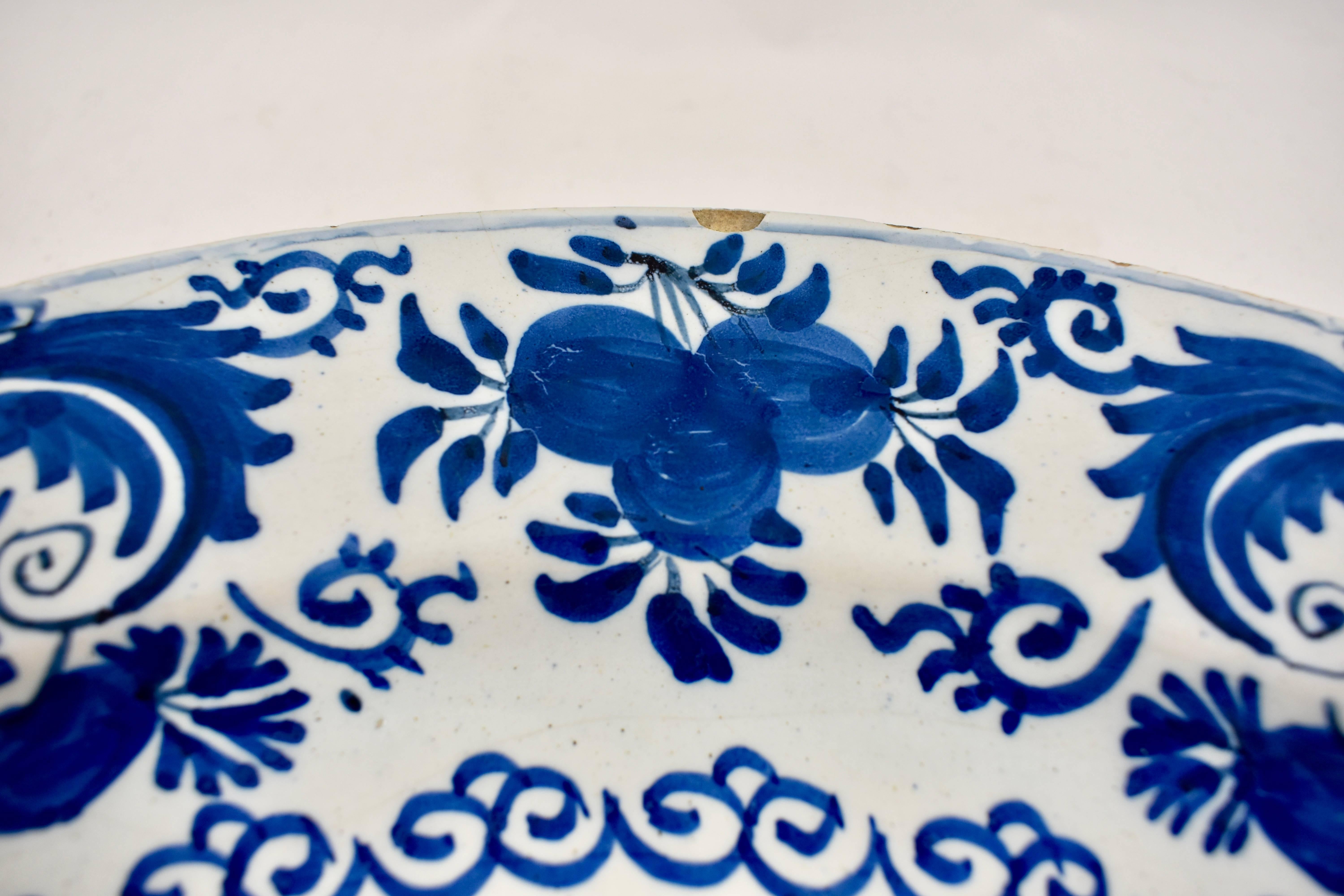 Dutch Delft Chinoiserie Faïence Tin-Glazed Floral Cobalt Blue Charger In Good Condition For Sale In Philadelphia, PA