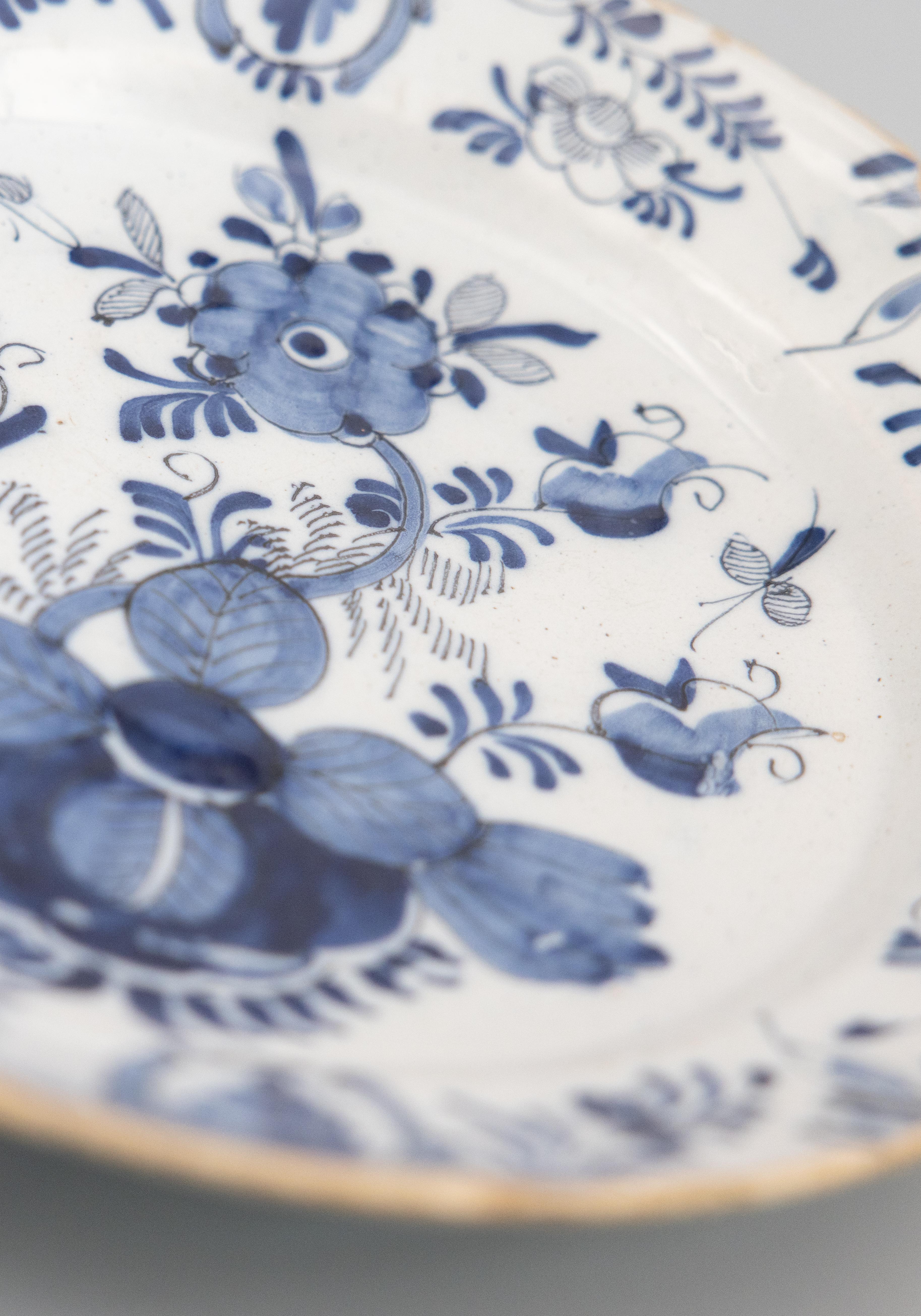 18th Century Dutch Delft Faience Floral Charger In Good Condition For Sale In Pearland, TX