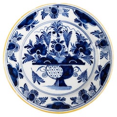 Cargador floral de loza holandesa de Delft del siglo XVIII