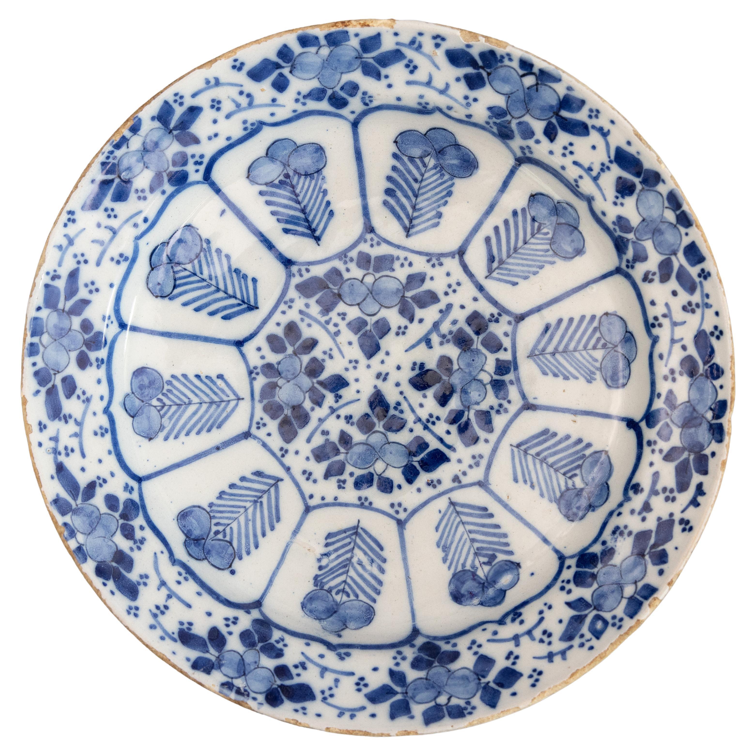 Grand plat ou chargeur en faïence Delft hollandaise du 18e siècle à motif floral