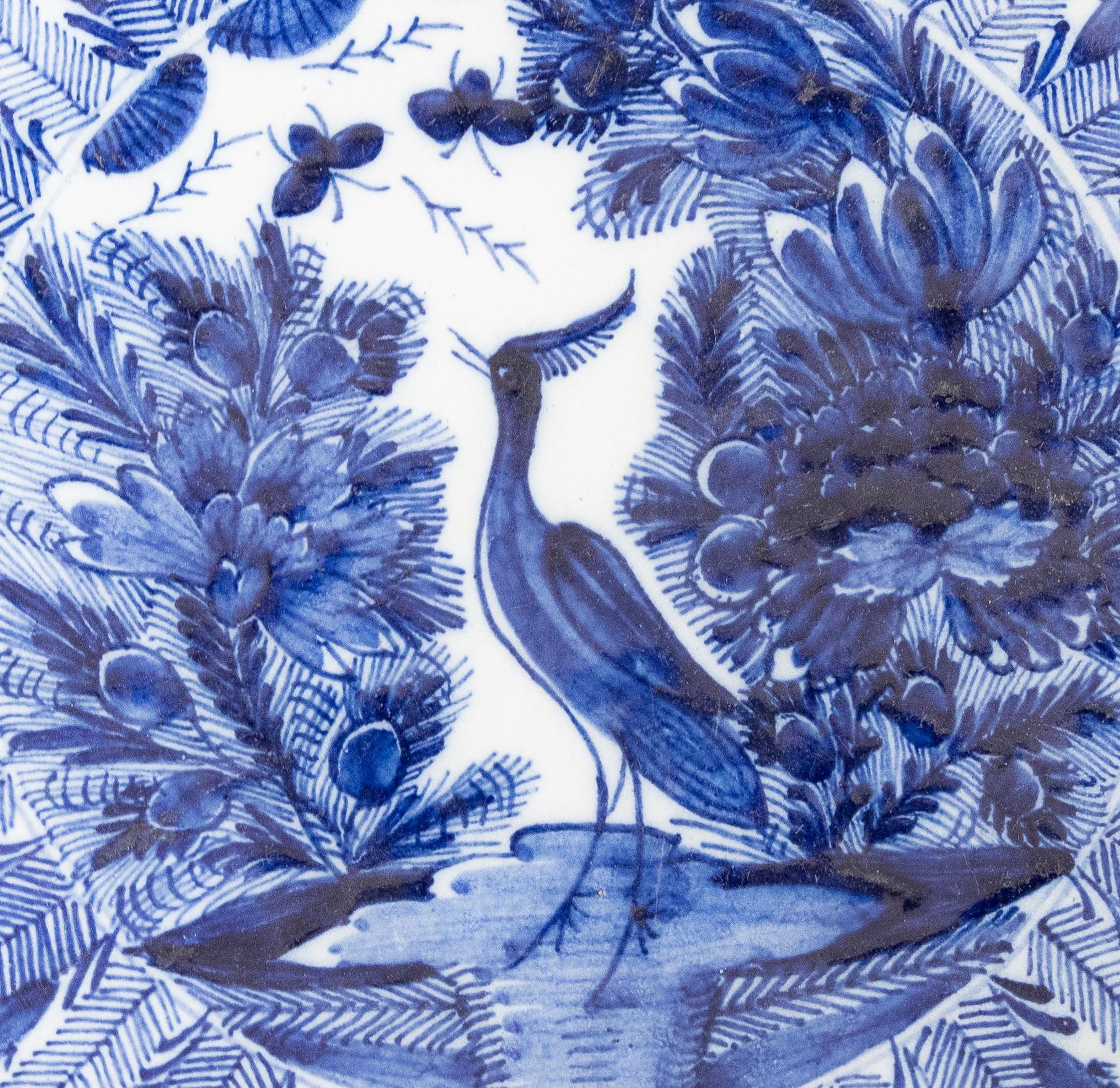 Cargador festoneado de pájaro pavo real de loza holandesa del siglo XVIII Holandés en venta