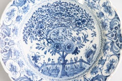 Caricatore smerlato con albero del tè di Delft olandese del XVIII secolo