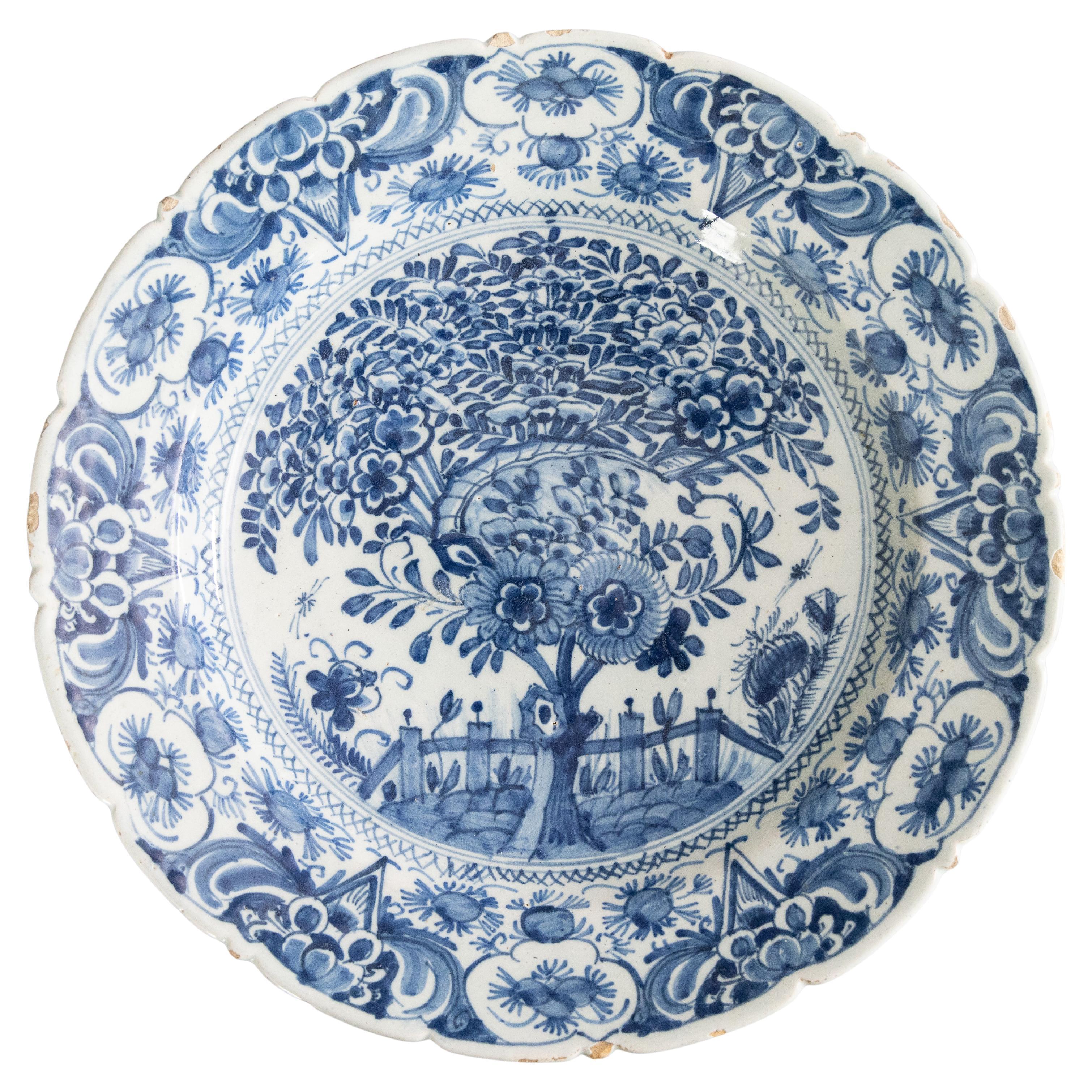 18th Century Dutch Delft Faience Tea Tree Scalloped Charger en venta