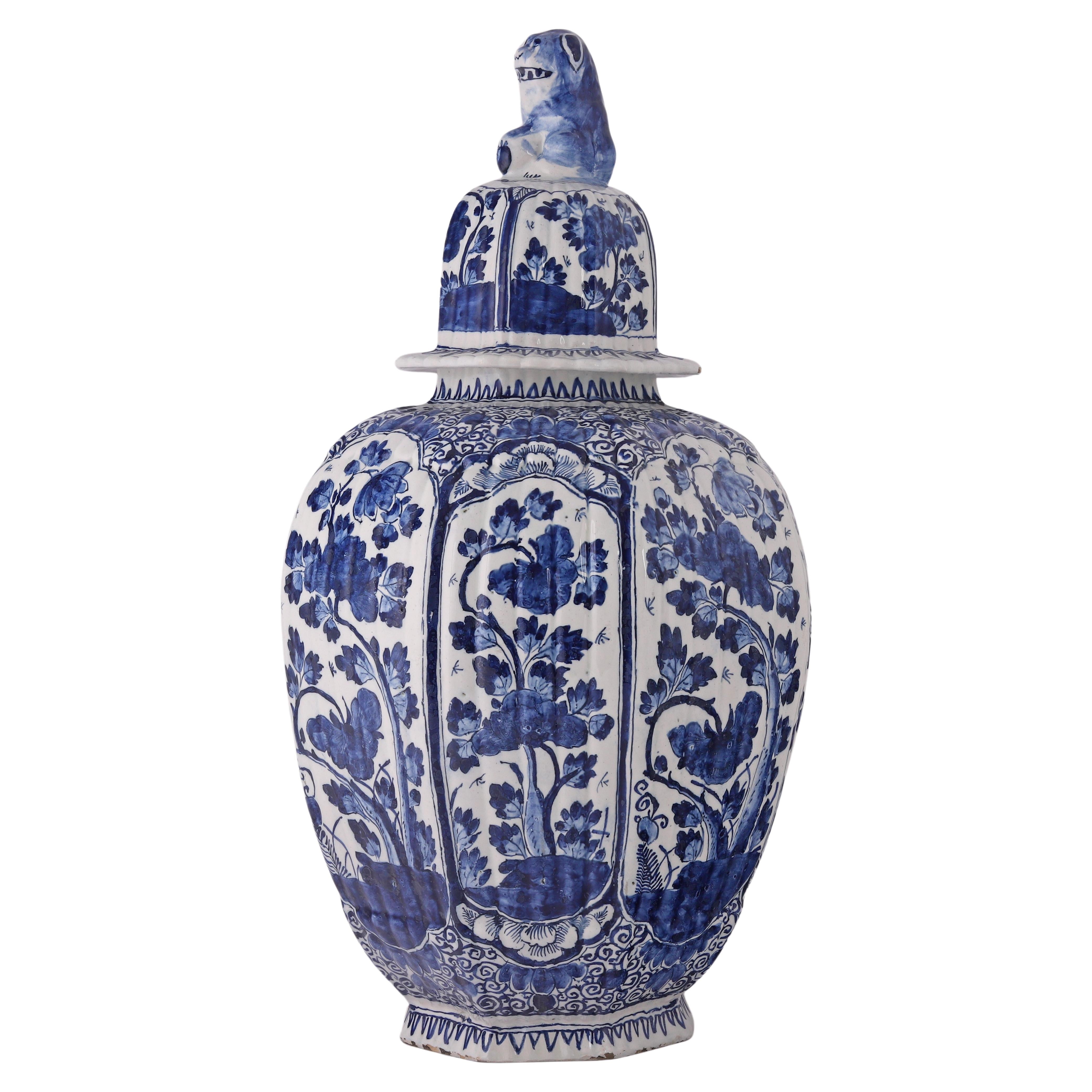 Les Pays-Bas
Faïence de Delft

Premier quart du XVIIIe siècle
Atelier inconnu

Véritable vase Delft hollandais bleu et blanc avec un couvercle à décor de chinoiseries dans le style Kangxi avec huit cartouches avec des scènes florales chinoises