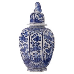 Niederländische Delft-Deckelvase aus dem 18. Jahrhundert in Chinoiserie