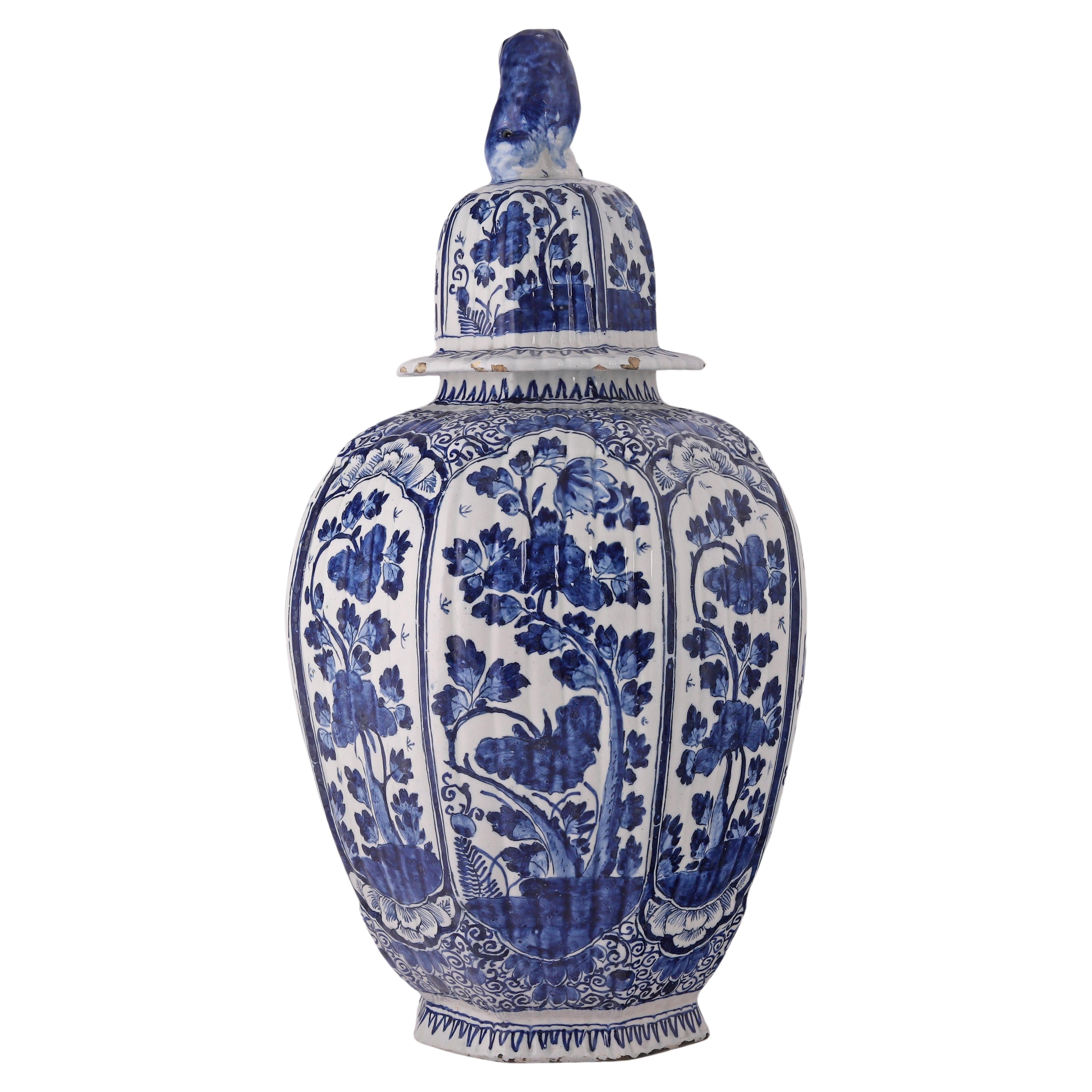 Chinoiseries Vase à couvercle en Chinoiserie de Delft hollandais du 18e siècle en vente