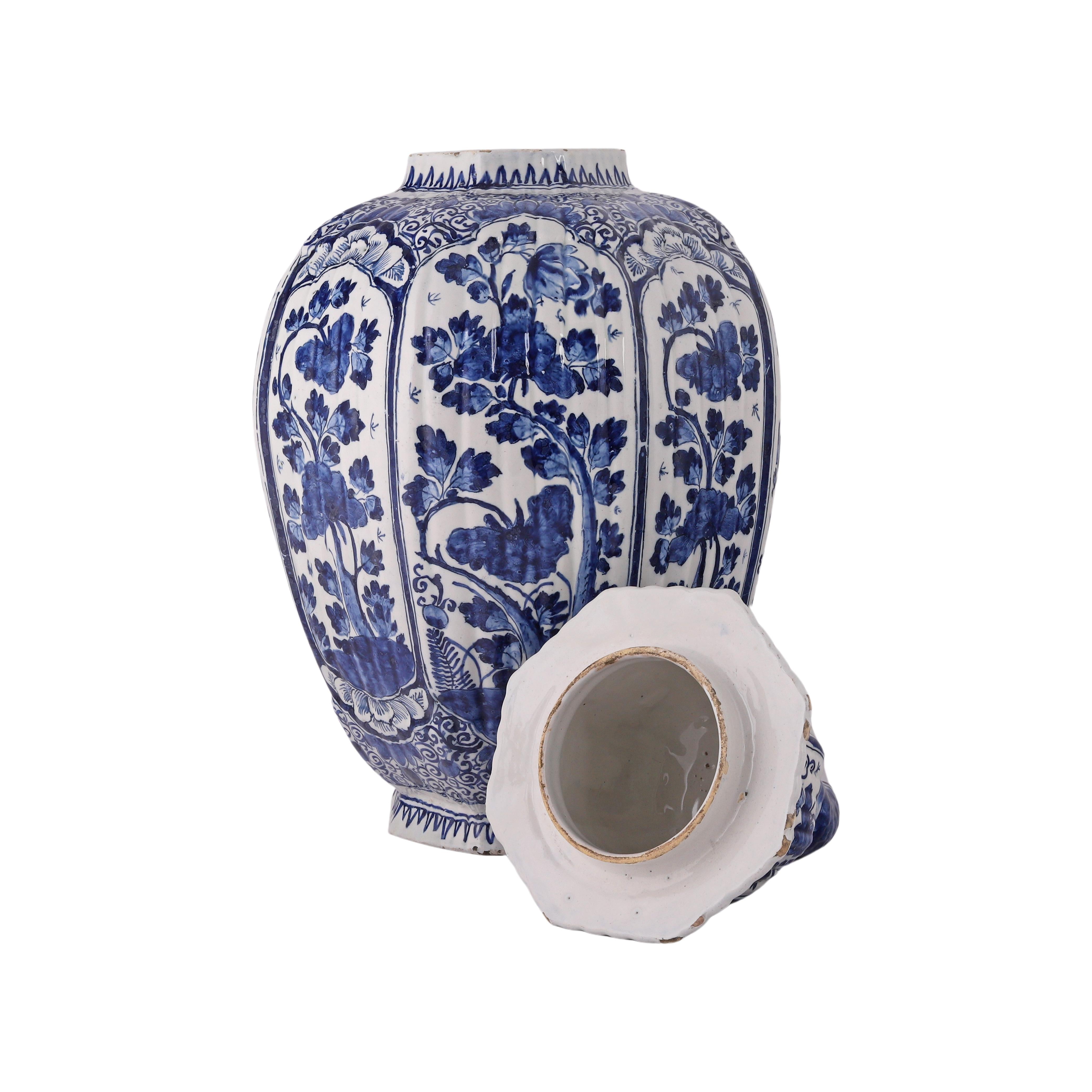 Néerlandais Vase à couvercle en Chinoiserie de Delft hollandais du 18e siècle en vente