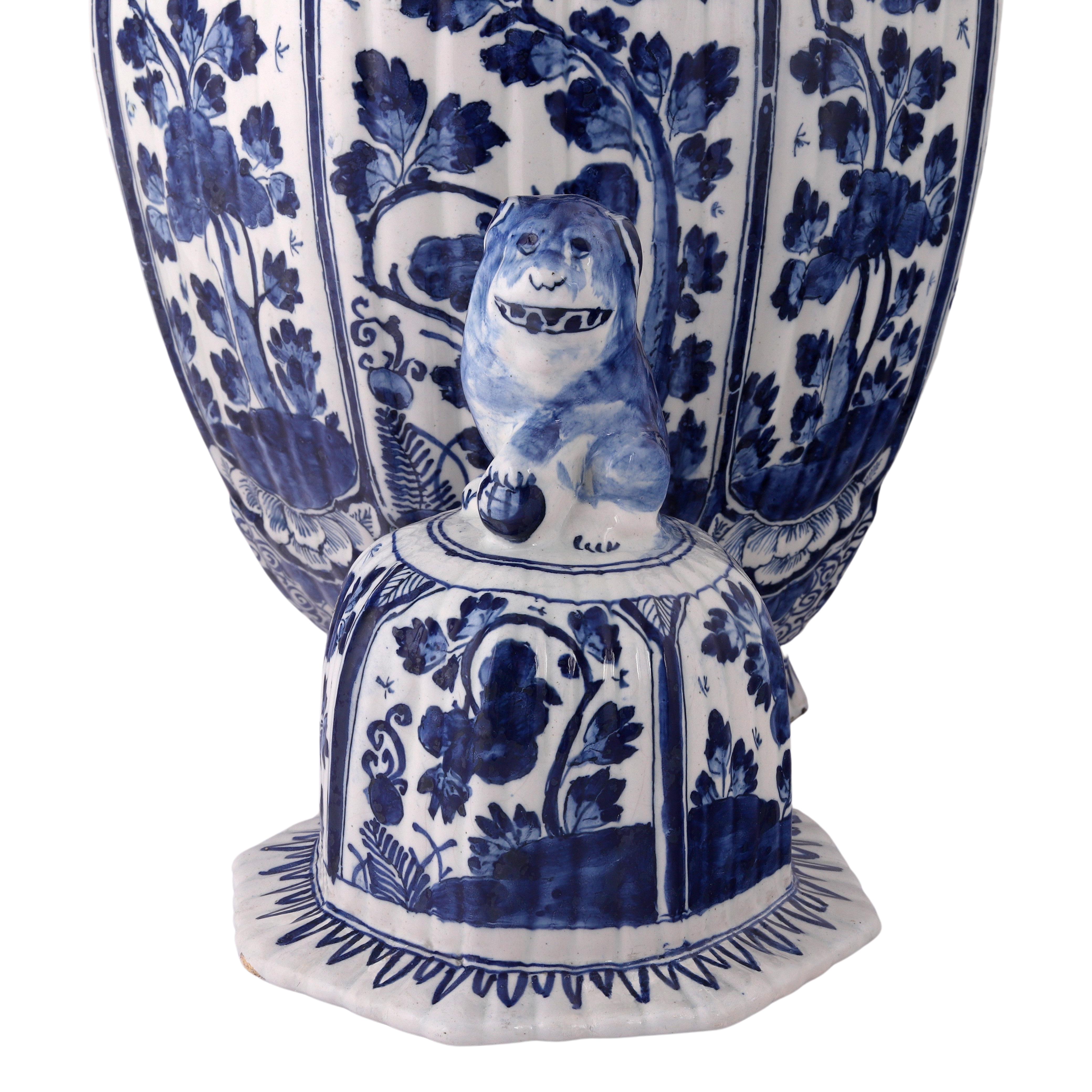 Peint à la main Vase à couvercle en Chinoiserie de Delft hollandais du 18e siècle en vente