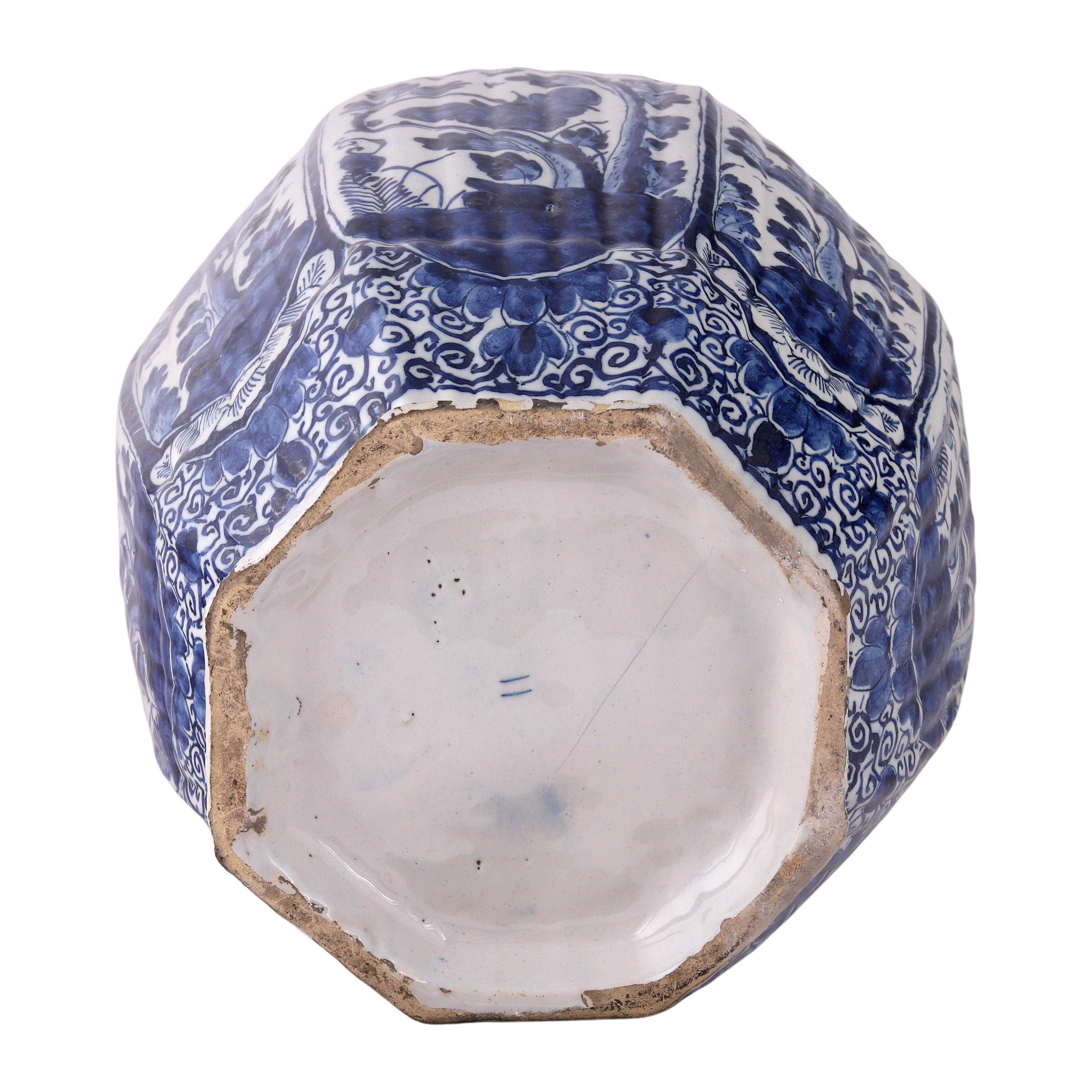 XVIIIe siècle Vase à couvercle en Chinoiserie de Delft hollandais du 18e siècle en vente