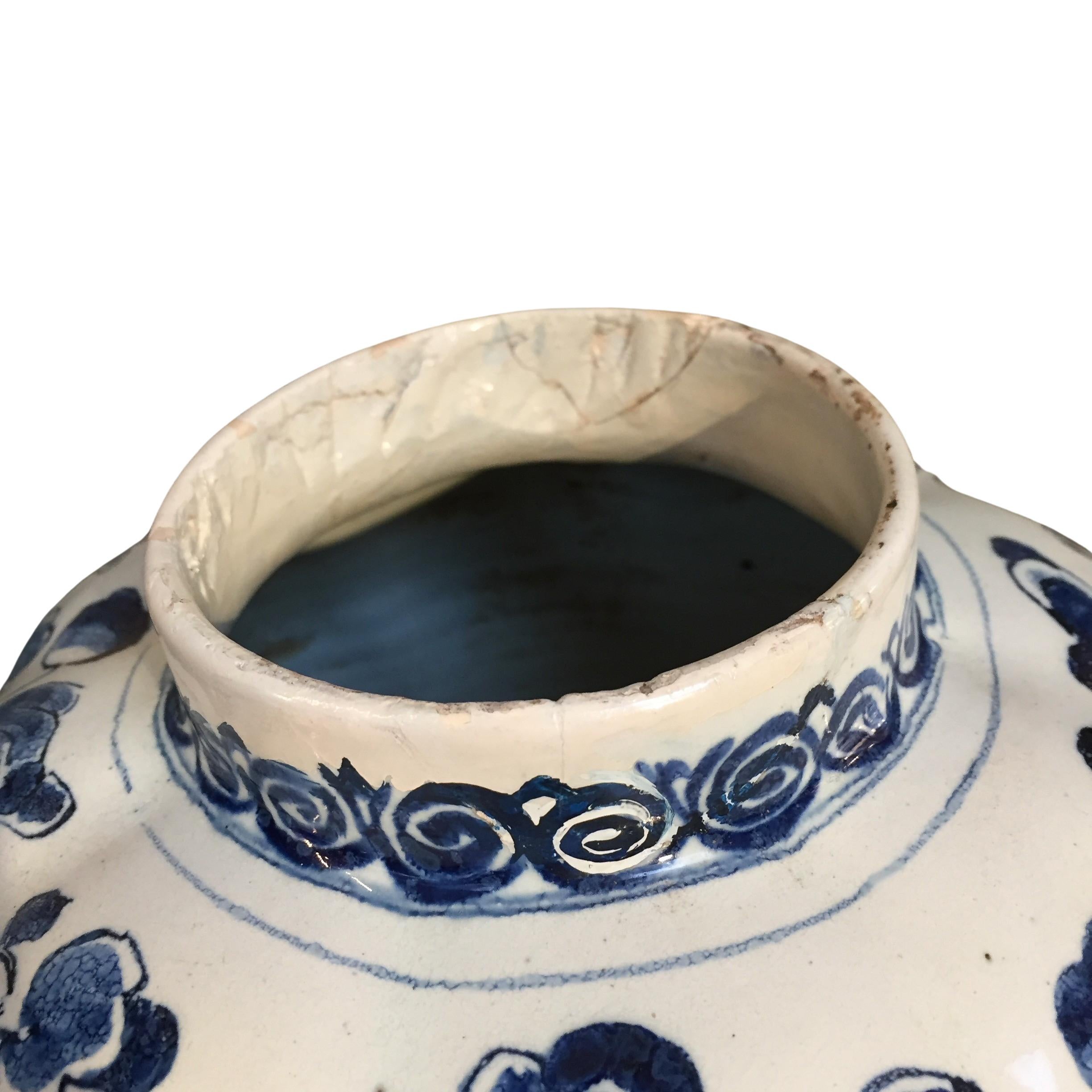 18th century Dutch Delft Lidded Vase with Birds 3