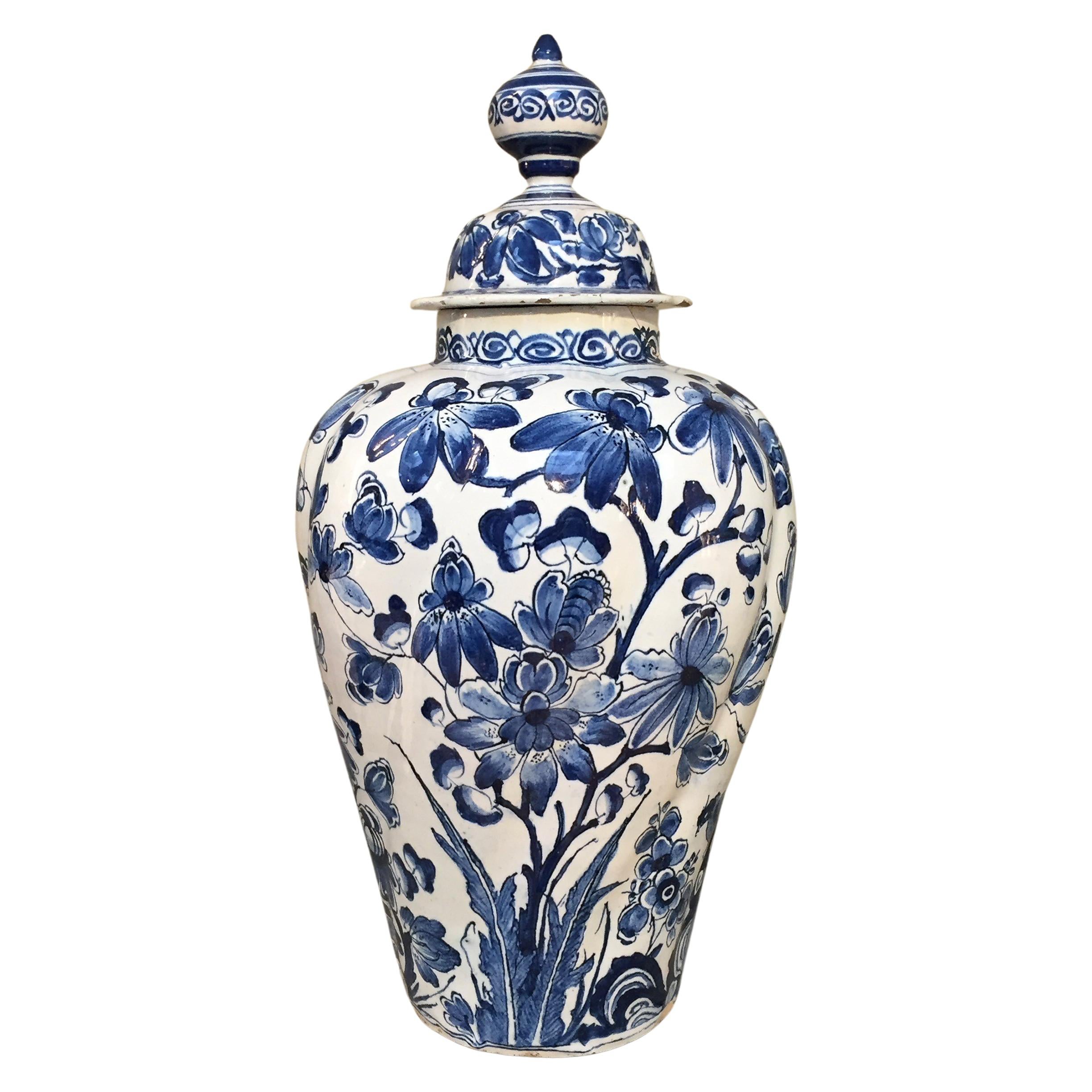 The Netherlands
Delft

First half of the 18th century
Workshop unknown

A blue and white Dutch Delft vase with a lid with chinoiserie decoration in Kangxi style with birds in a floral landscape. At the front, we see the bird of paradise on a rock
