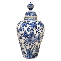 Niederländische Delft Deckelvase mit Vögeln aus dem 18.