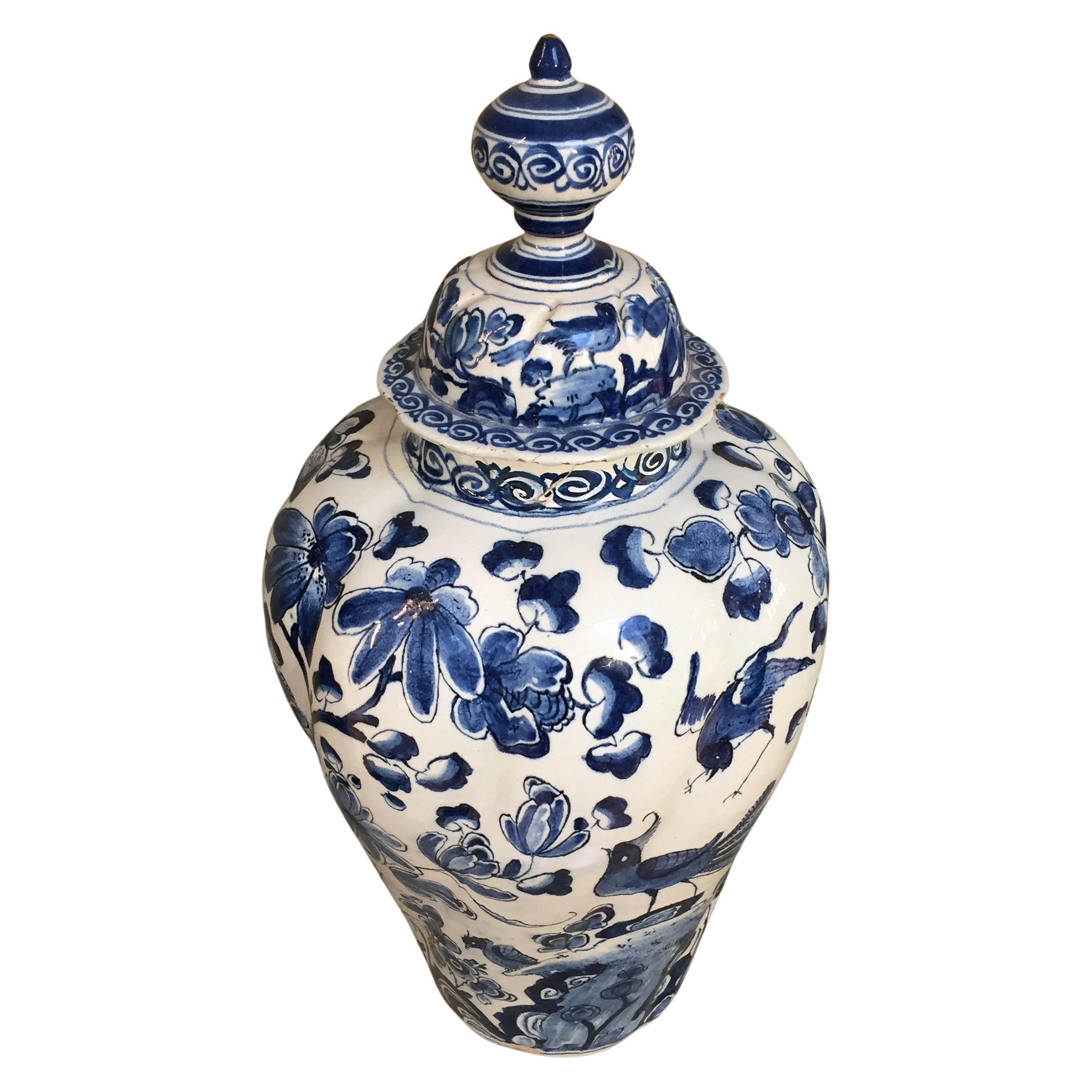 18th century Dutch Delft Lidded Vase with Birds In Fair Condition In AMSTERDAM, NH