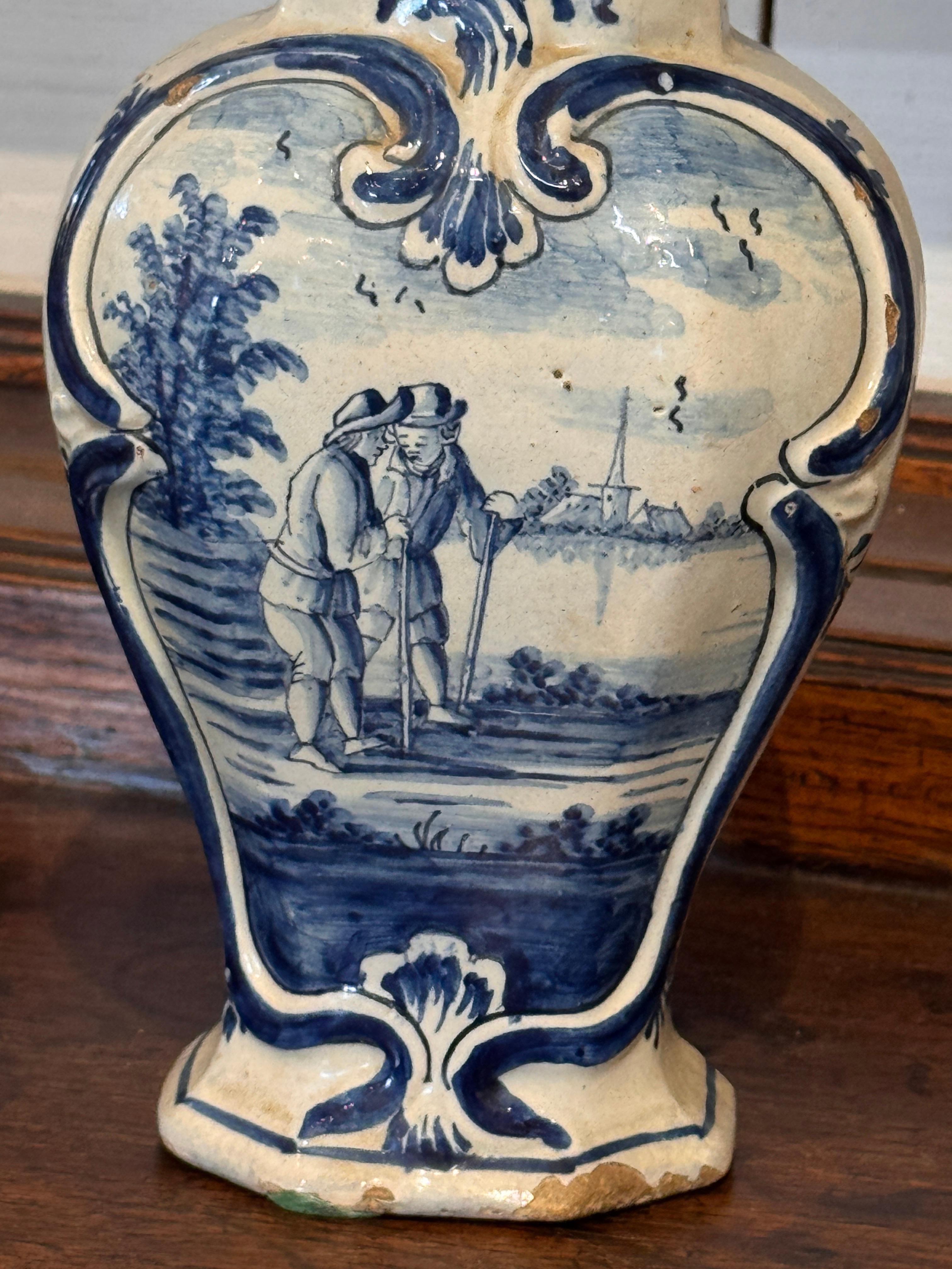 Néerlandais Vase à couvercle en Delft hollandais du 18e siècle avec fleuron figuratif en vente