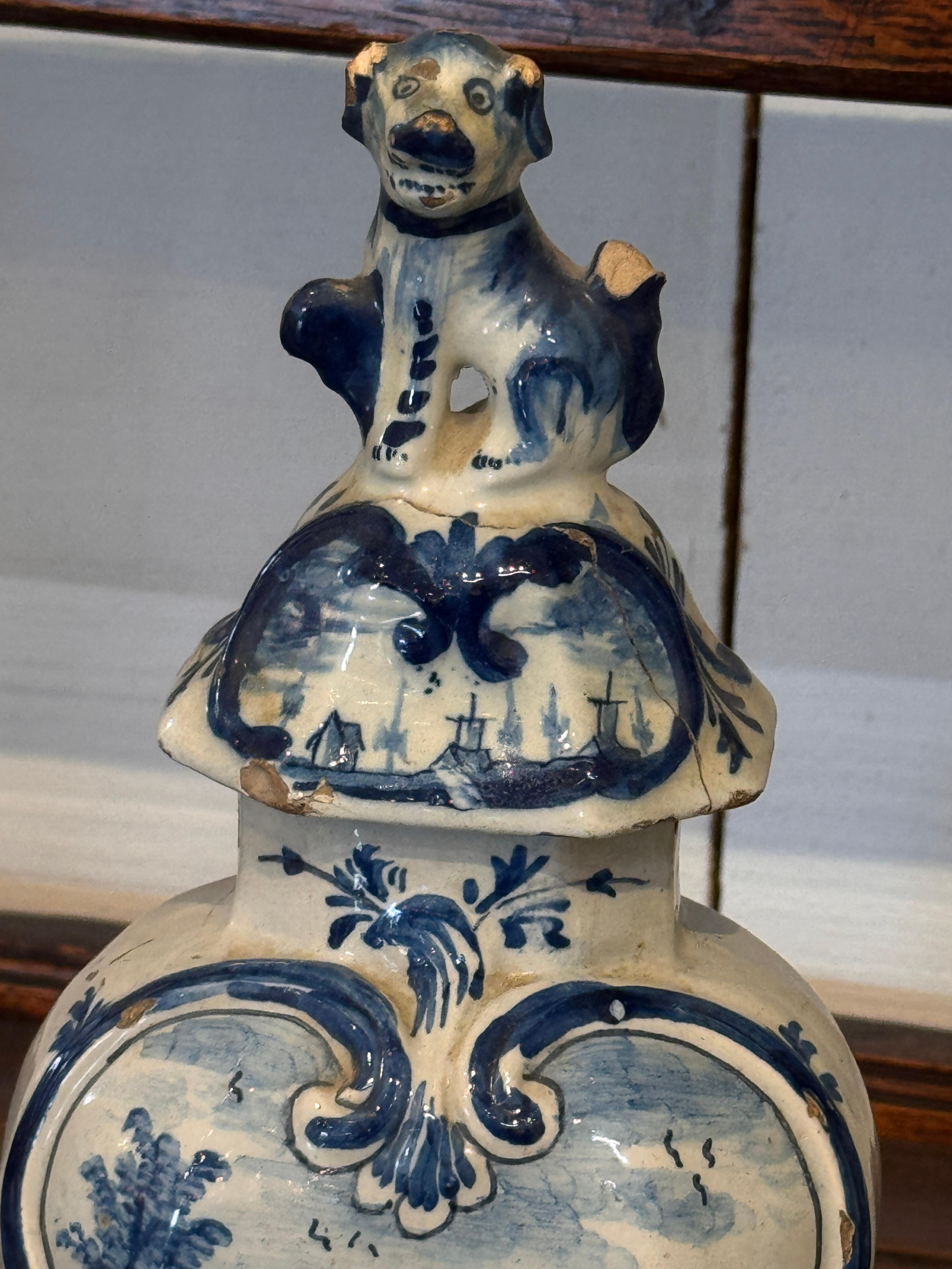 Vase à couvercle en Delft hollandais du 18e siècle avec fleuron figuratif Bon état - En vente à Charlottesville, VA