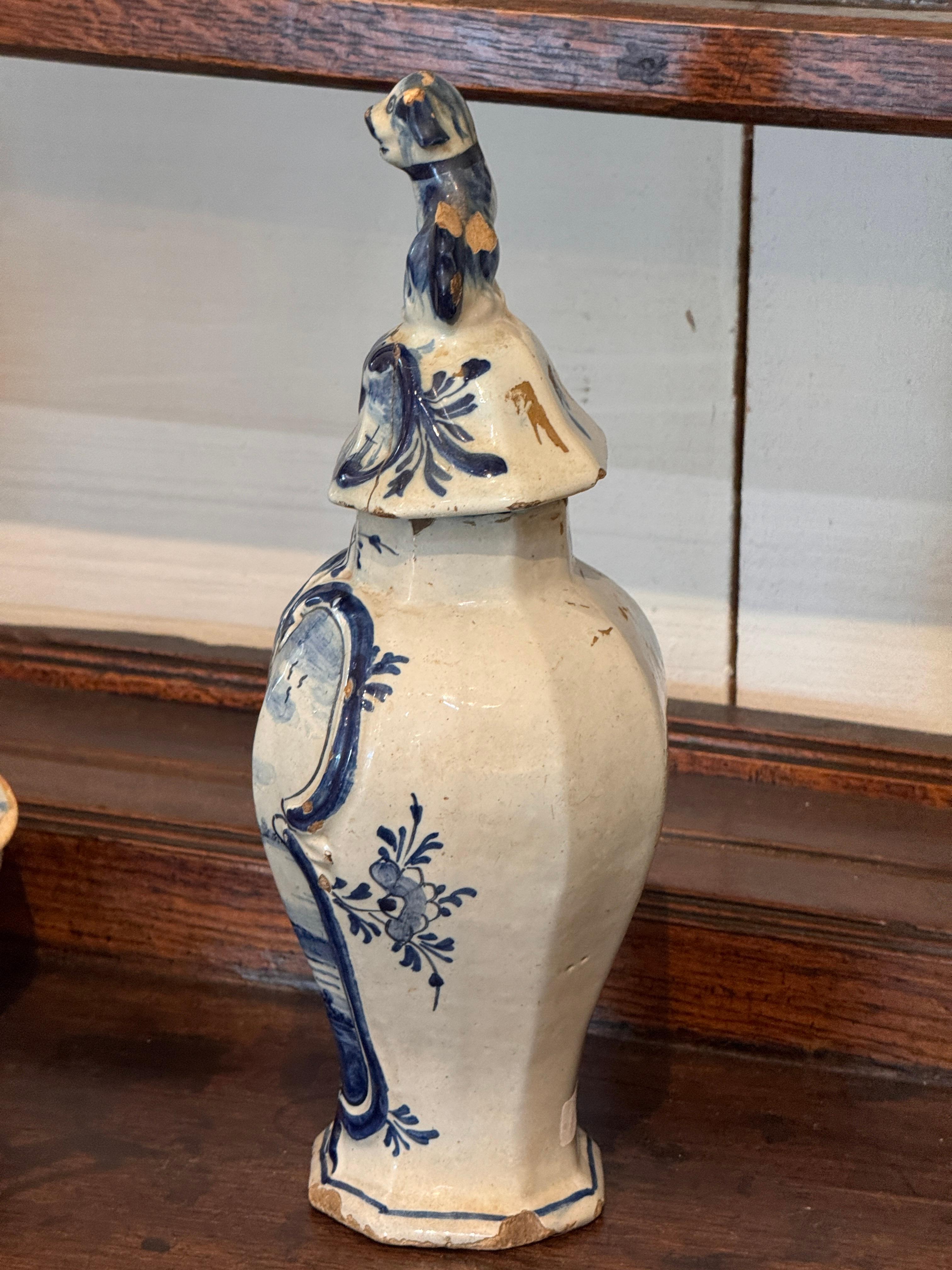 XVIIIe siècle et antérieur Vase à couvercle en Delft hollandais du 18e siècle avec fleuron figuratif en vente