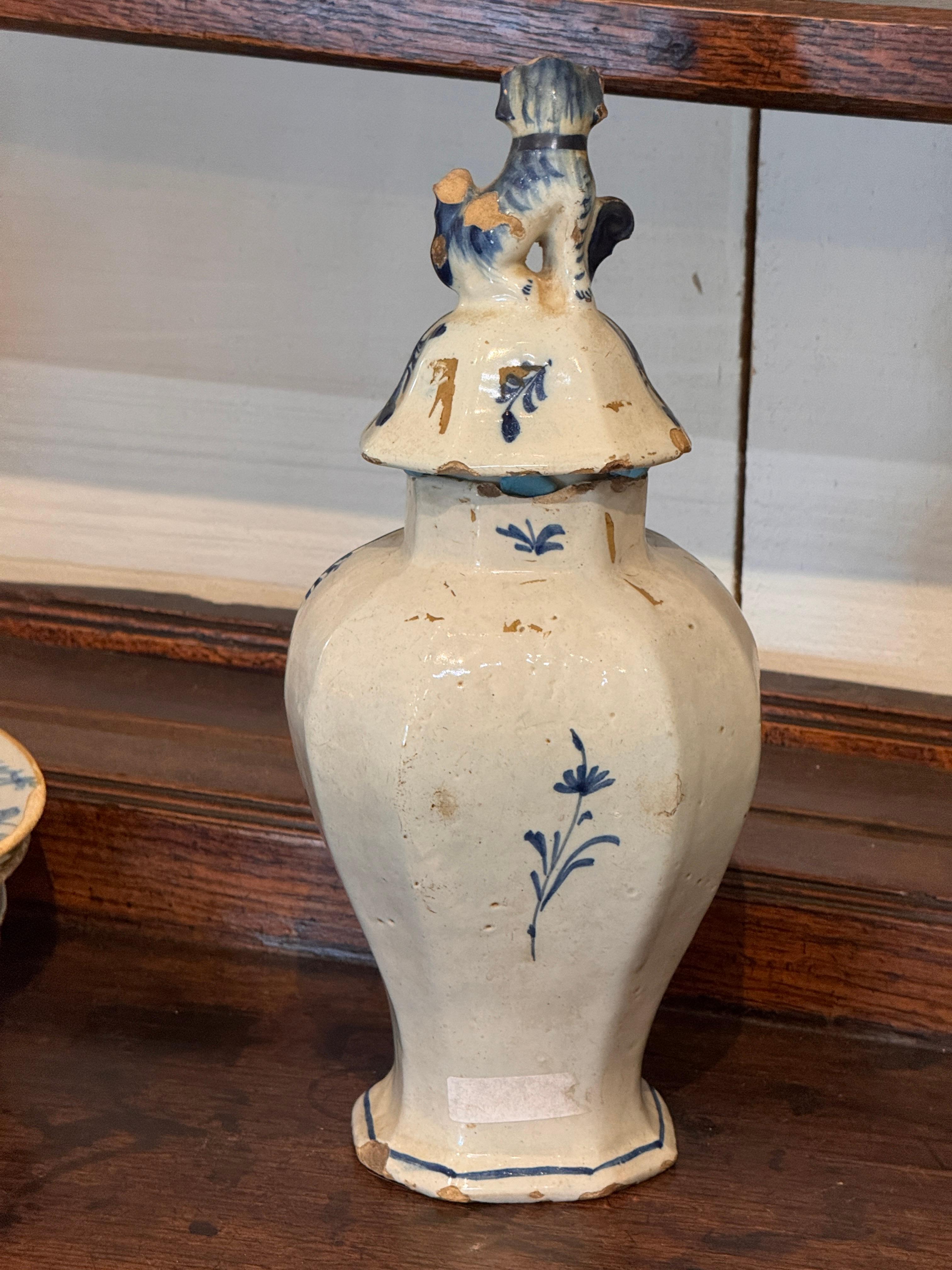 Faïence de Delft Vase à couvercle en Delft hollandais du 18e siècle avec fleuron figuratif en vente