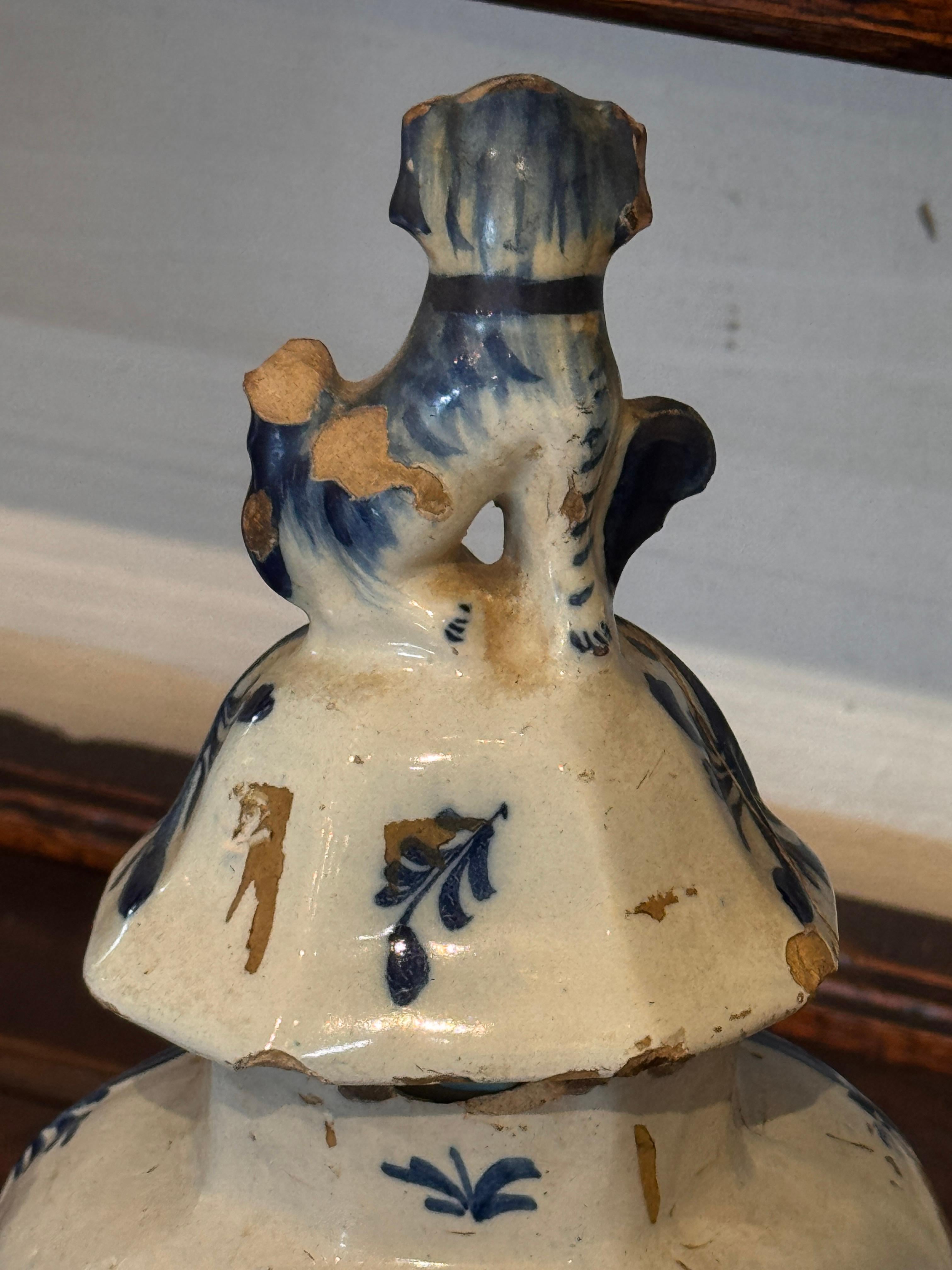 Vase à couvercle en Delft hollandais du 18e siècle avec fleuron figuratif en vente 1