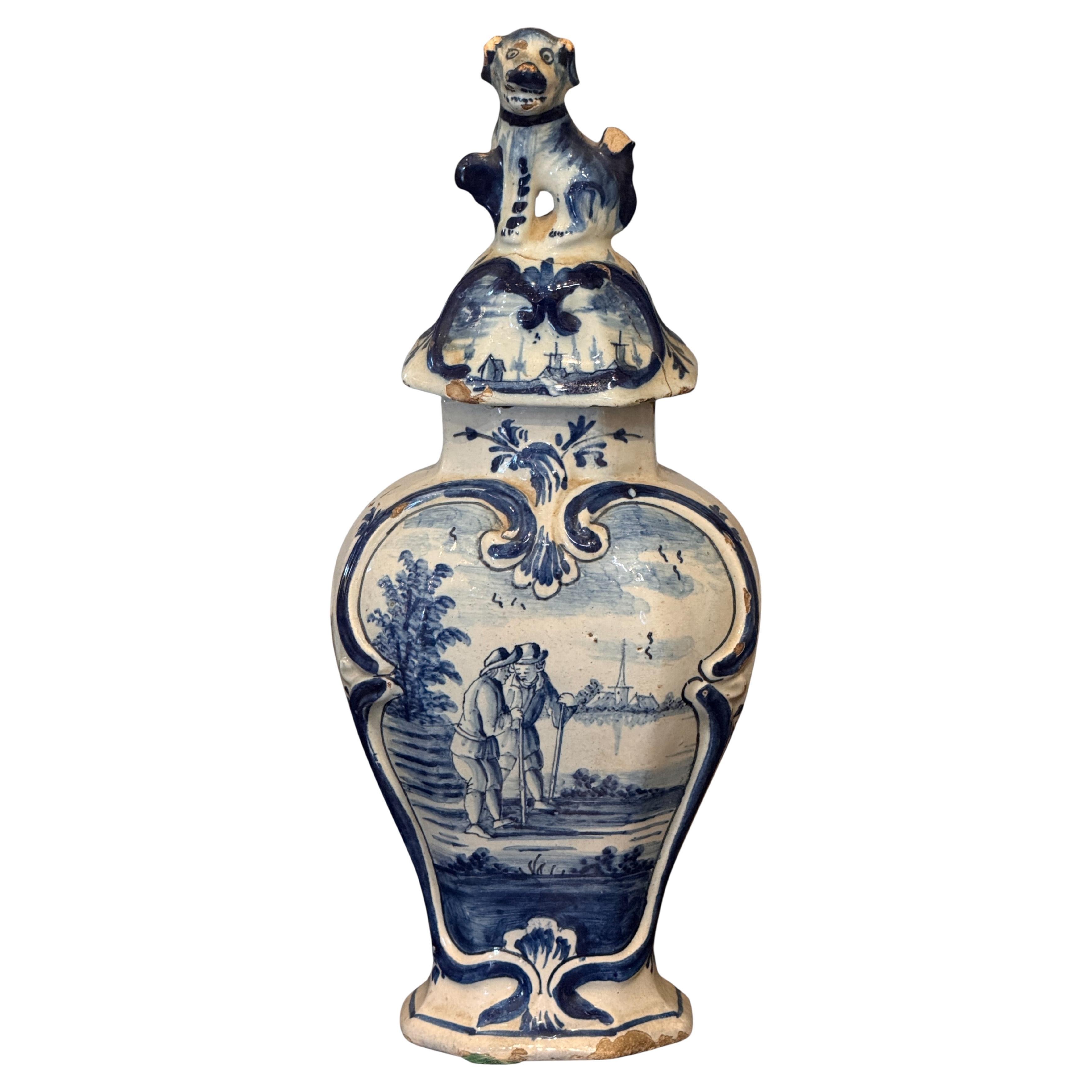 Vase à couvercle en Delft hollandais du 18e siècle avec fleuron figuratif en vente