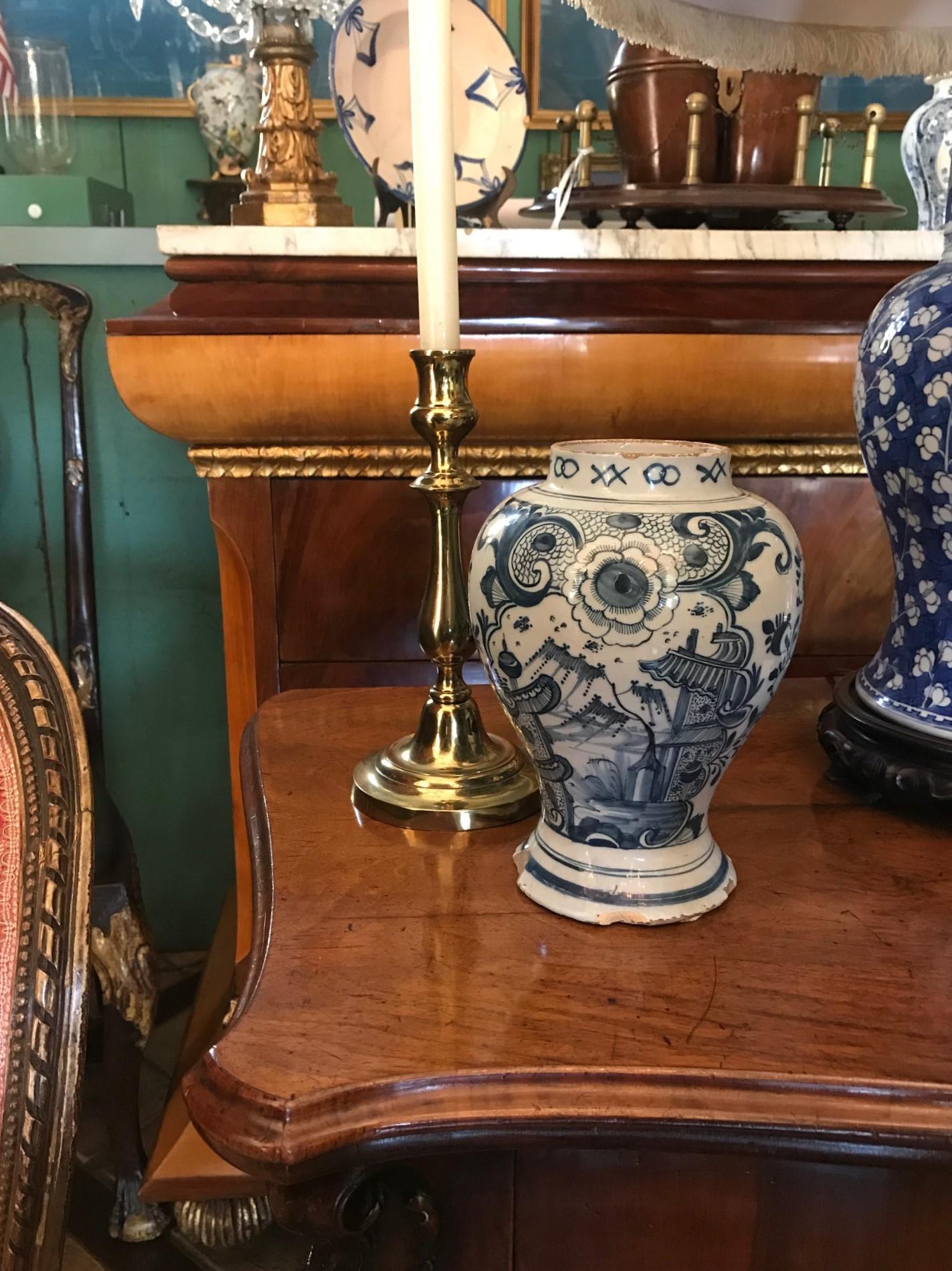 Vase jarre urne en poterie de Delft bleu et blanc du 18ème siècle Antiques LA CA. Très beau vase ou jarre en poterie hollandaise bleu et blanc de Delft du 18e siècle. De forme vasif typique, avec un décor de paysage en Chinoiserie bleu moyen et bleu