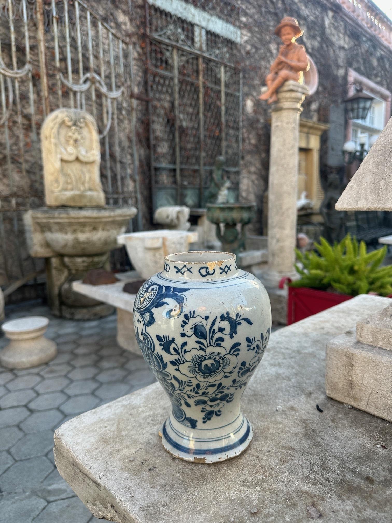 Européen Vase jarre urne en poterie de Delft bleu et blanc du 18ème siècle Antiques LA JAR en vente