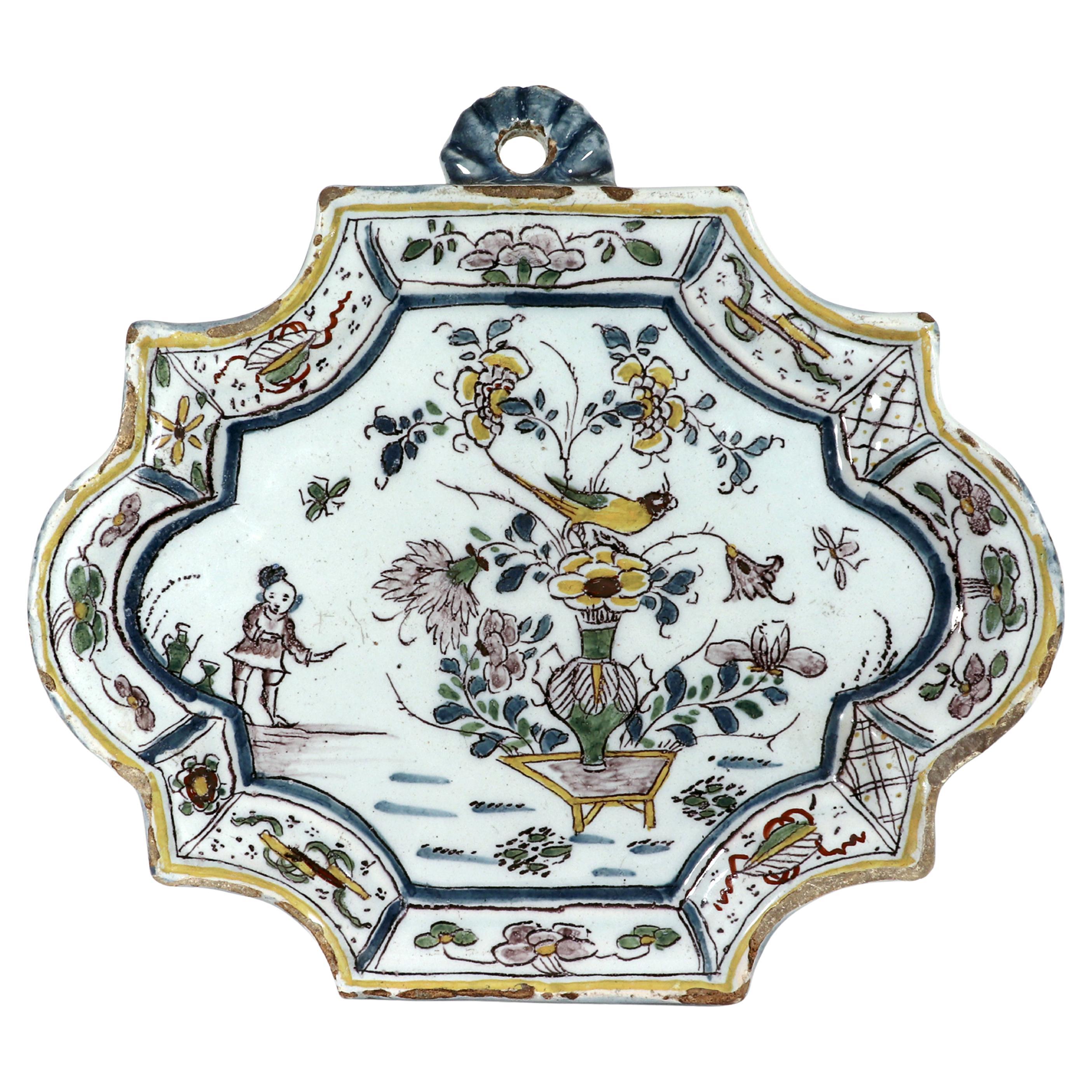 Plaque polychrome en forme de Chinoiserie hollandaise du 18e siècle de Delft en vente