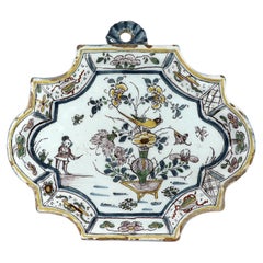 Niederländische Delft-Plakette aus dem 18. Jahrhundert in Form einer polychromen Chinoiserie