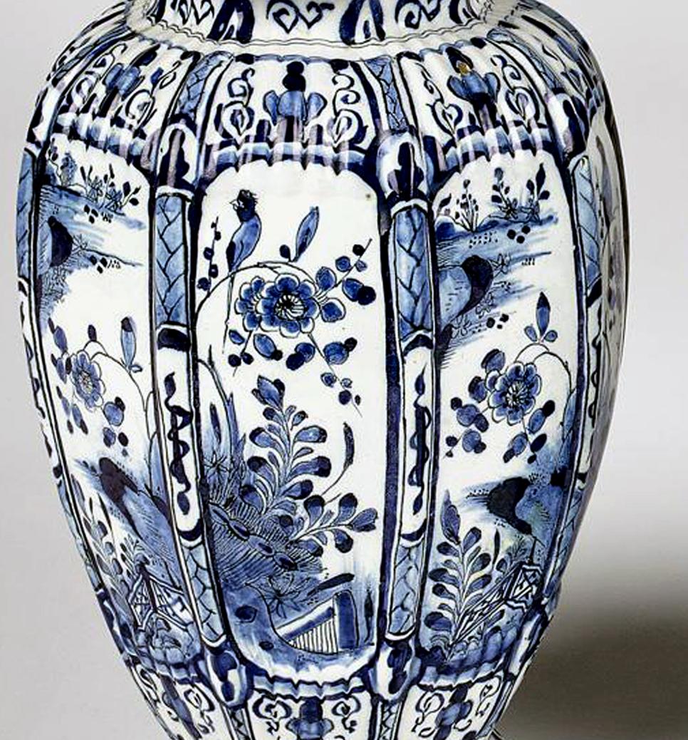 Vases et couvercles en bleu et blanc sous glaçure de Delft hollandais du XVIIIe siècle en vente 1
