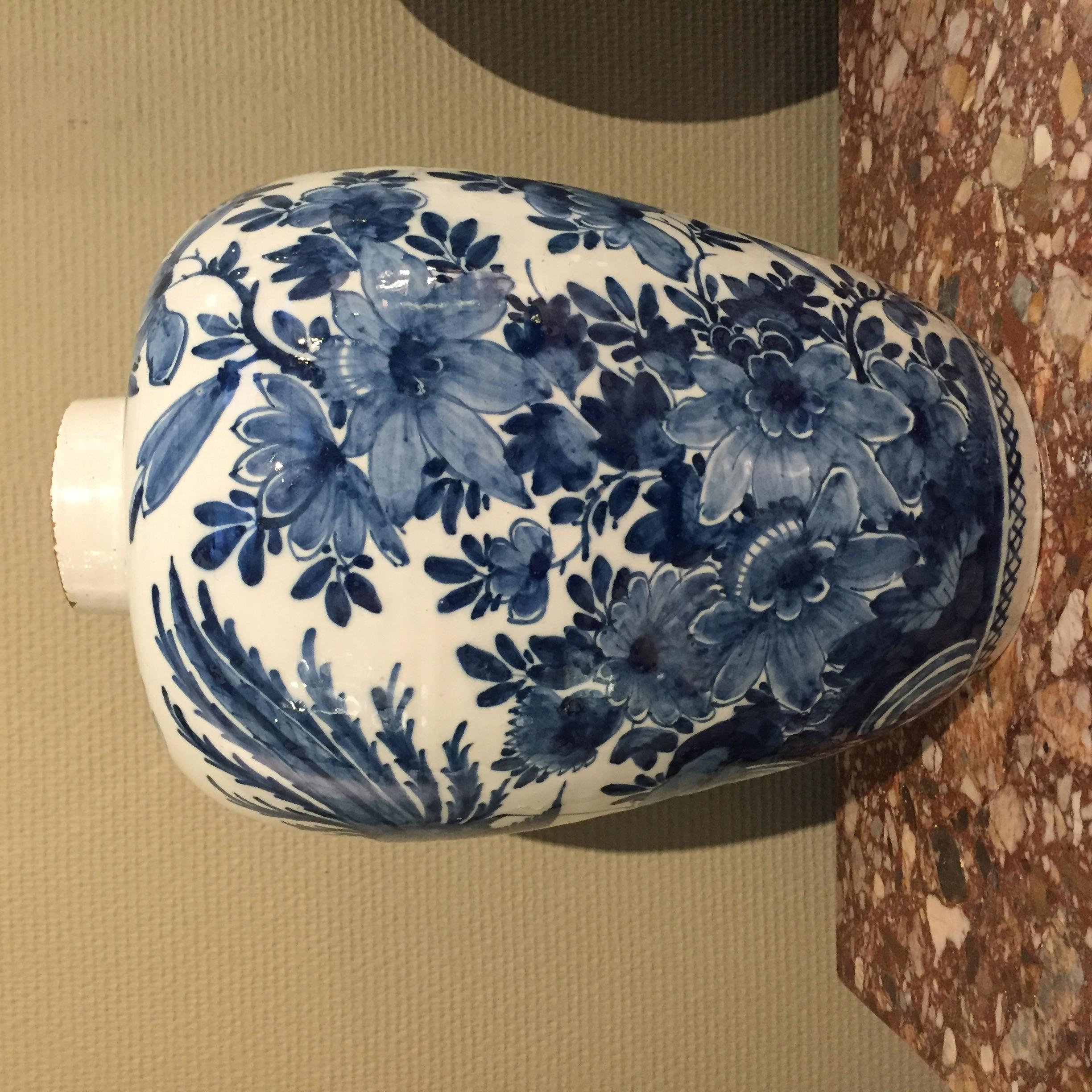 18th century Dutch Delft vase with Bird of Paradise In Excellent Condition In AMSTERDAM, NH