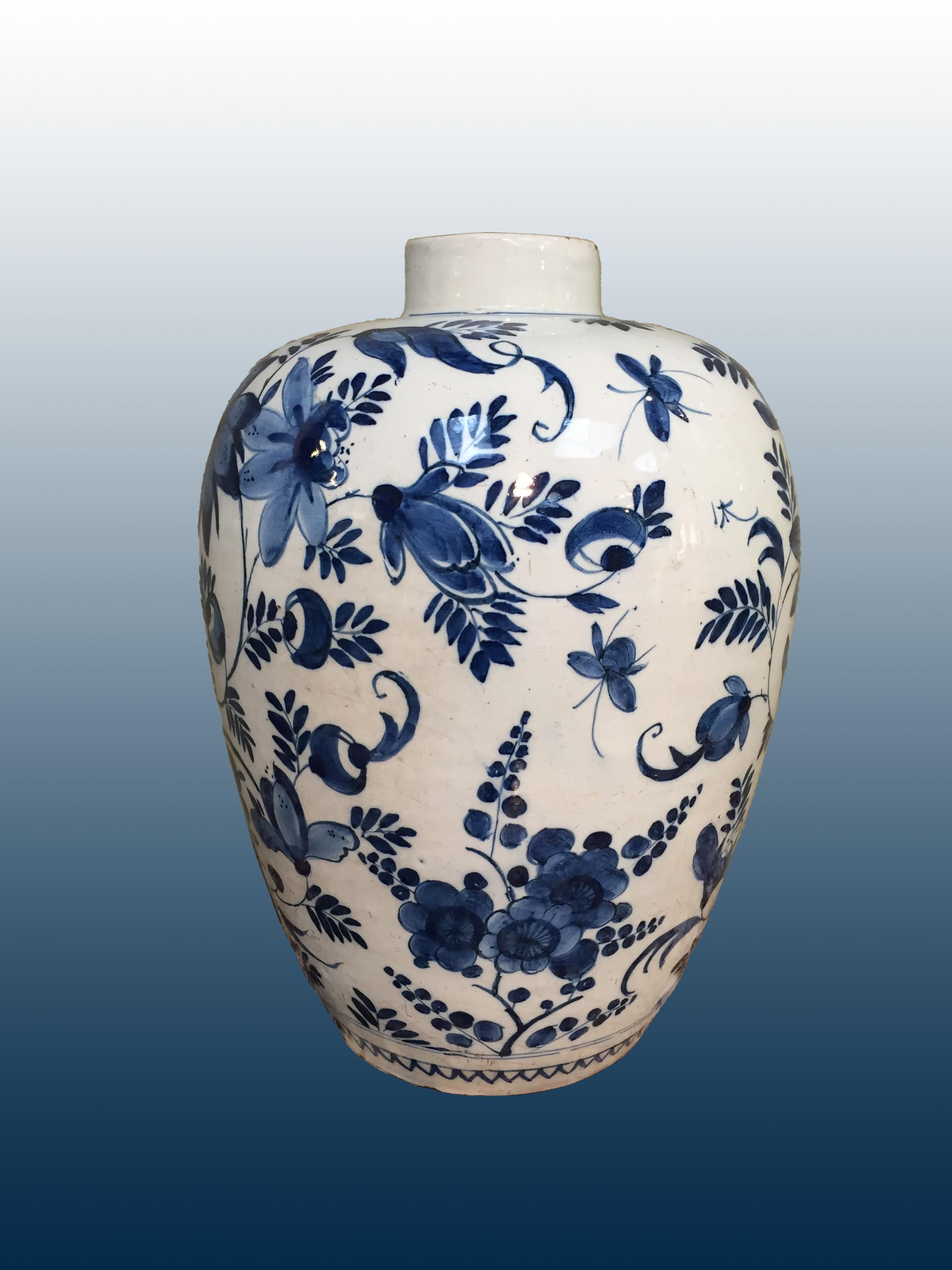 18th century Dutch Delft Vase with Peacock In Excellent Condition In AMSTERDAM, NH