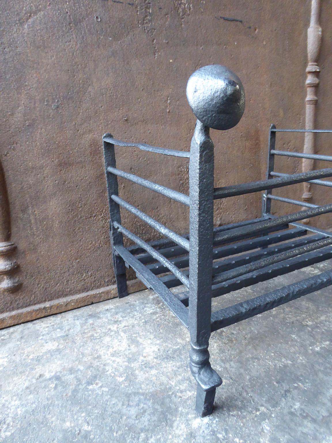 18th Century Dutch Fireplace Grate or Fire Basket In Good Condition In Amerongen, NL