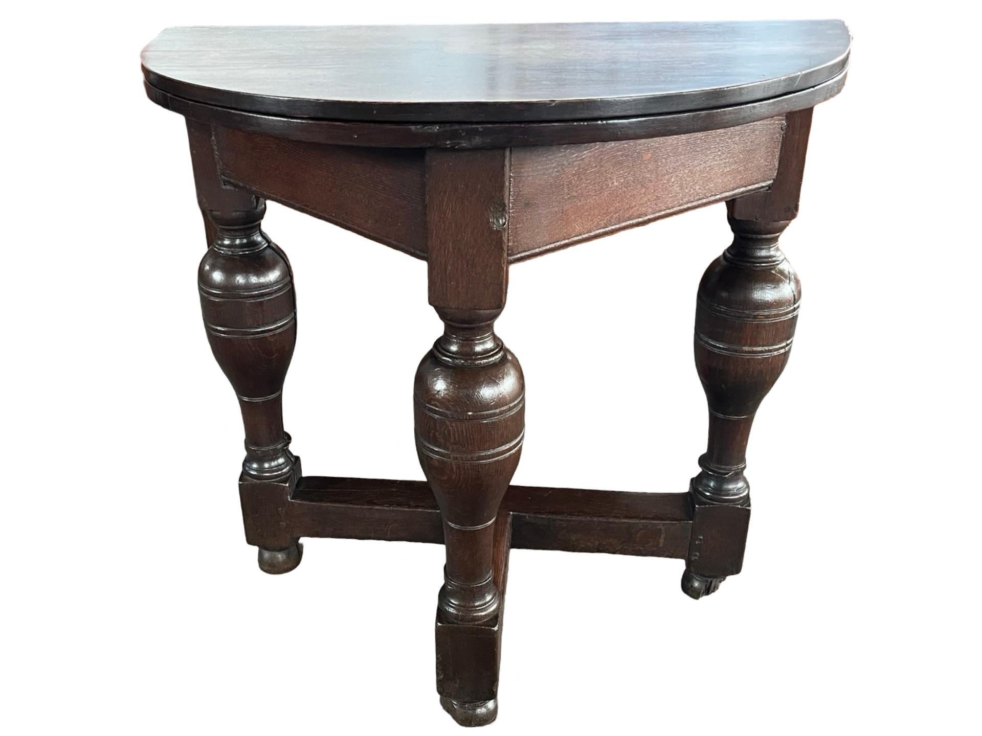 Tavolo Gateleg / Drop-leaf realizzato a mano nei Paesi Bassi alla fine del 1700 utilizzando il legno di quercia. Il tavolo ha una forma rotonda quando viene aperto e le sue dimensioni lo rendono perfetto come tavolo da ingresso; tuttavia può anche