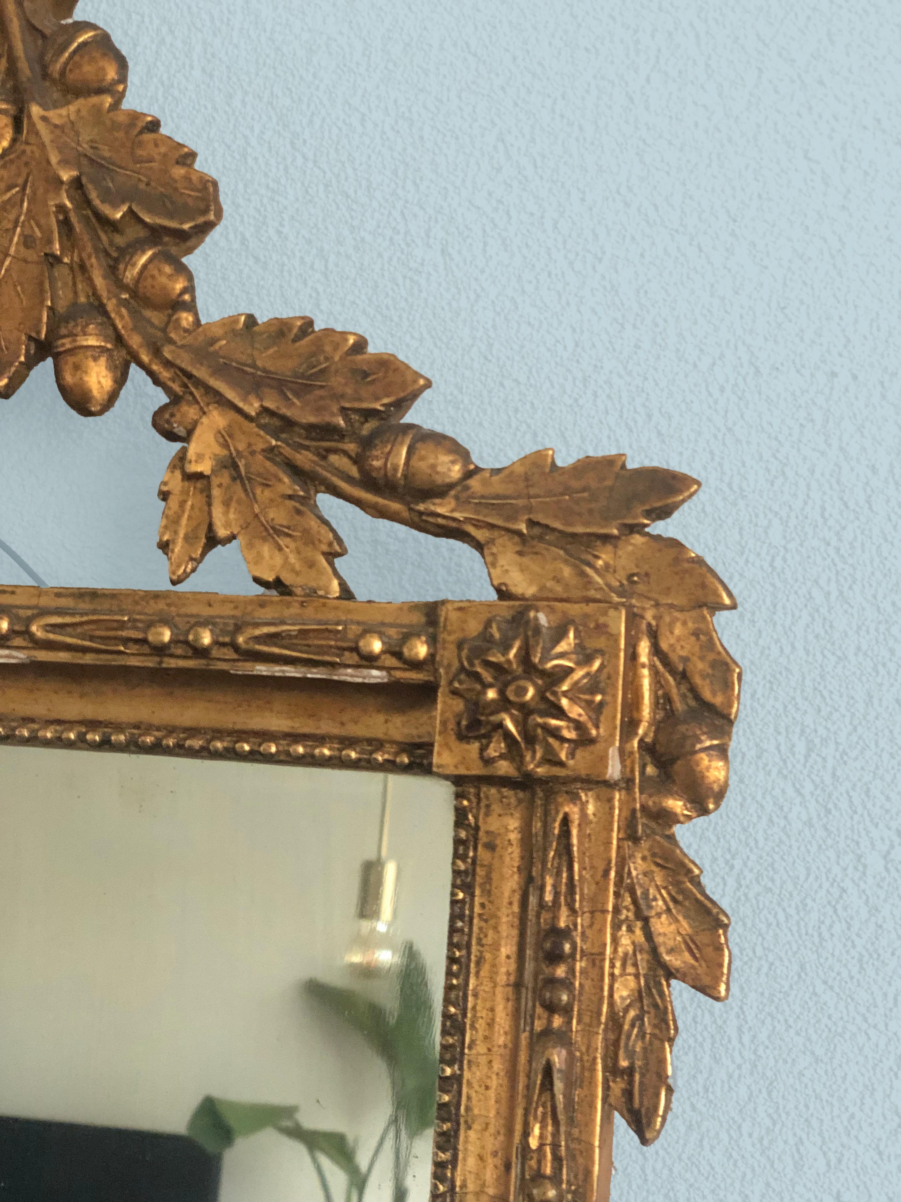Niederländischer Louis-XVI-Spiegel aus vergoldetem Holz mit Verre-Griff aus dem 18. Jahrhundert im Zustand „Gut“ im Angebot in Bjuråker, SE