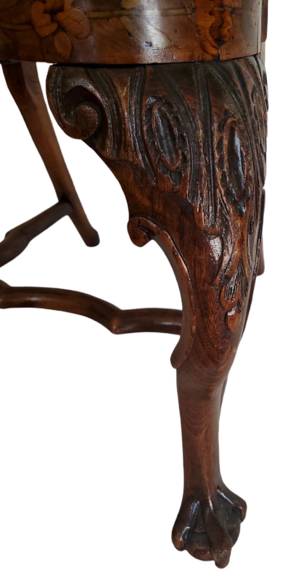 holländische Beistellstühle mit Intarsien aus dem 18.  Kräftig und robust, aber zart mit verschiedenen exotischen Intarsienhölzern.  Kugel- und Klauenfußmotiv.  Die Aufkantung zeigt eine Urne mit Blumen und Vogelmotiv.  Abnehmbare Sitzkissen, die