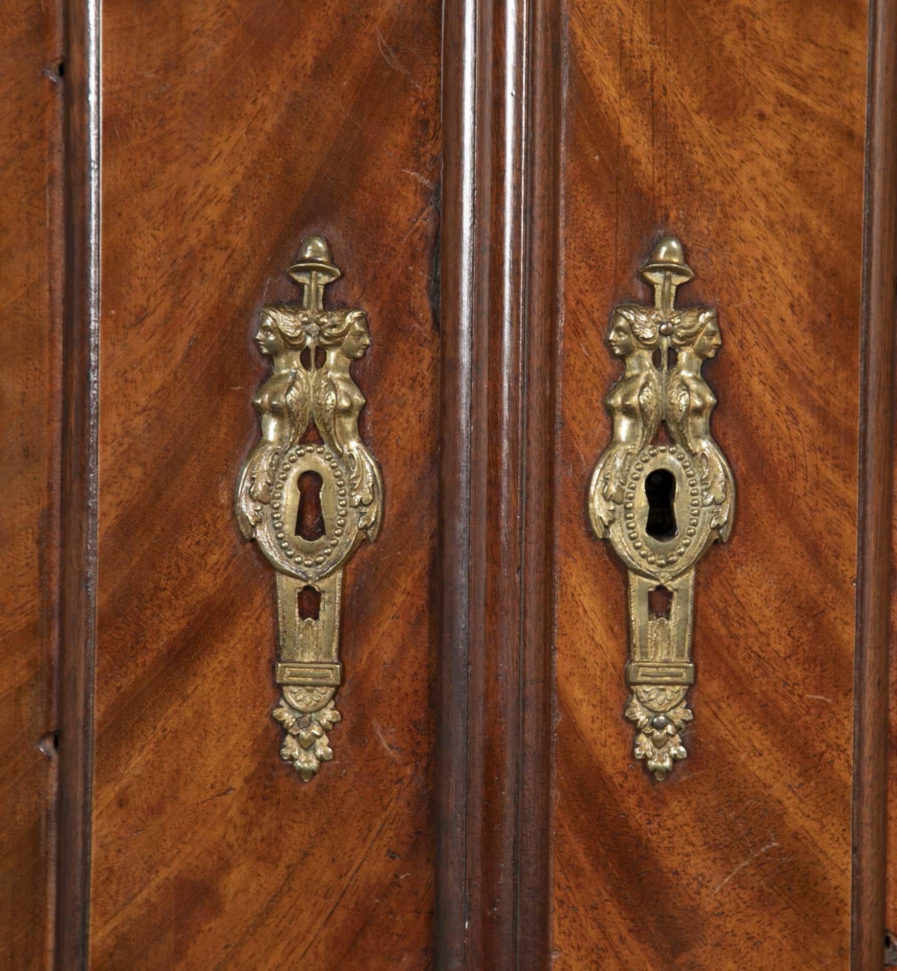 18th Century Dutch Linen Press In Good Condition For Sale In New York City, NY