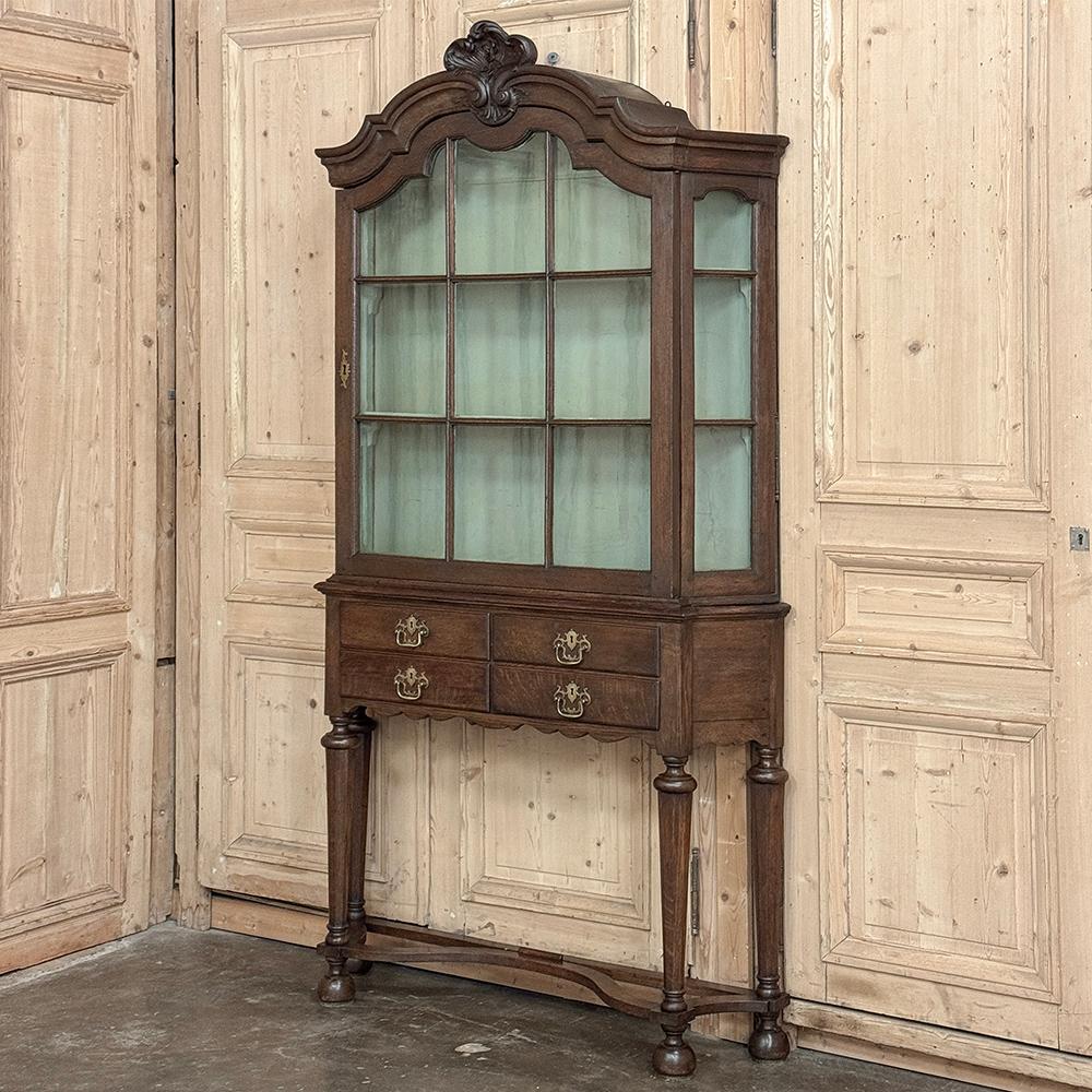 Vitrina ~ Librería ~ Vitrina de estilo Luis XIV holandés del siglo XVIII es un diseño extraordinario con sólo 30 cm de profundidad, lo que la hace perfecta para habitaciones acogedoras o zonas de mucho tránsito, ¡pero con suficiente presencia visual