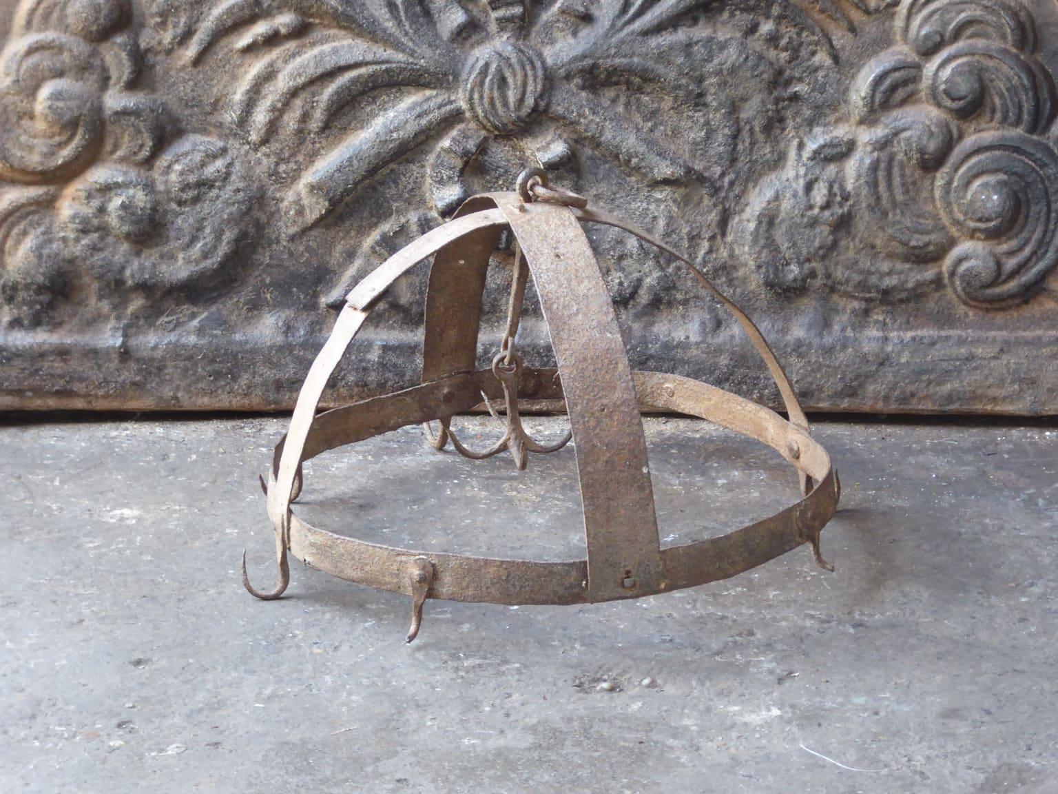 Porte-gibier hollandais d'époque Louis XV du XVIIIe siècle utilisé pour suspendre du gibier et des oiseaux. Aujourd'hui, Can peut également servir à suspendre divers autres objets tels que des casseroles et des poêles. La couronne est en fer forgé
