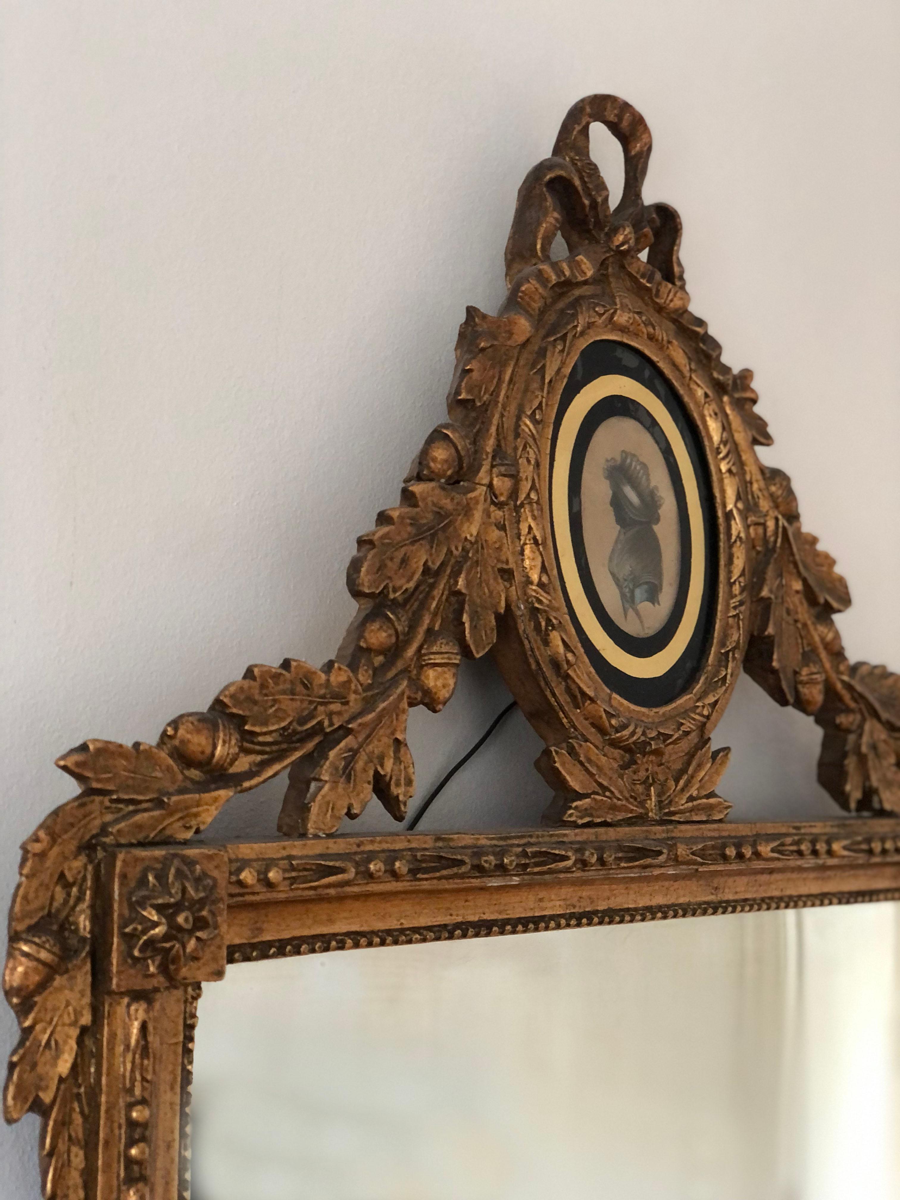Cet exquis miroir Louis XVI hollandais du XVIIIe siècle est un exemple raffiné de l'artisanat d'époque, conservé en très bon état. Le cadre rectangulaire en tilleul est élégamment orné d'un délicat bord perlé et de feuilles de laurier et de baies