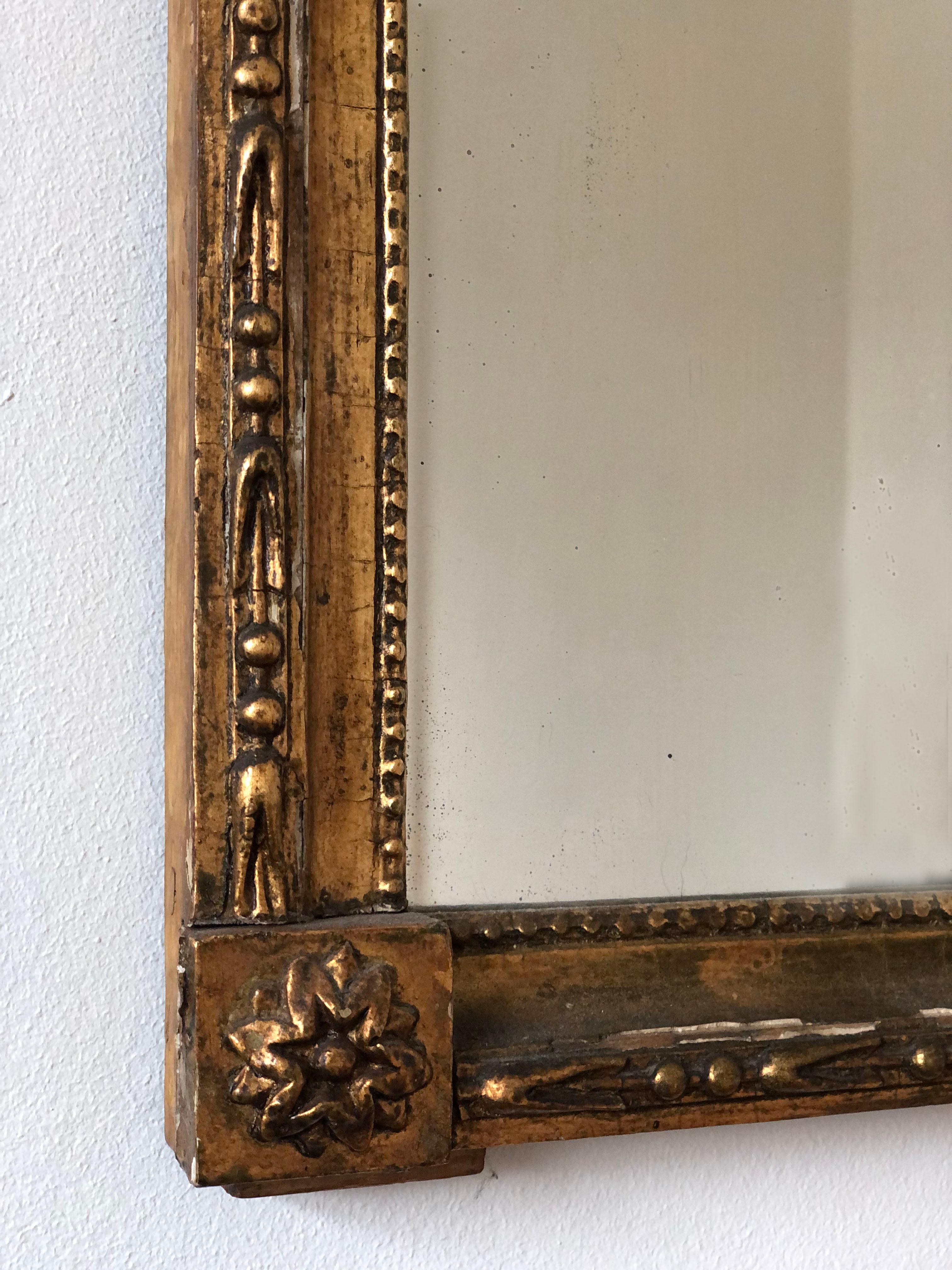 Sculpté à la main Miroir sculpté en bois doré de style Louis XVI hollandais du XVIIIe siècle avec Verre églomisé en vente