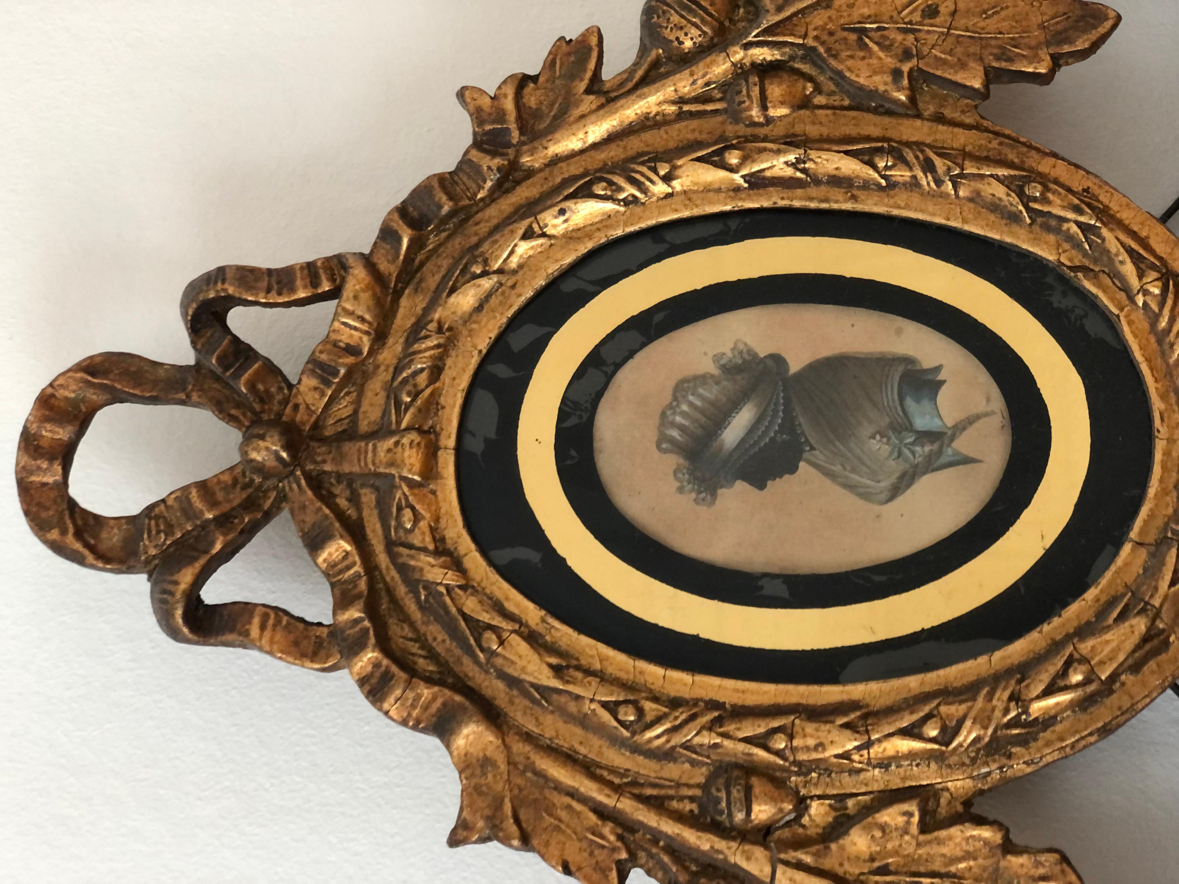 Miroir sculpté en bois doré de style Louis XVI hollandais du XVIIIe siècle avec Verre églomisé Bon état - En vente à Sakskøbing, DK