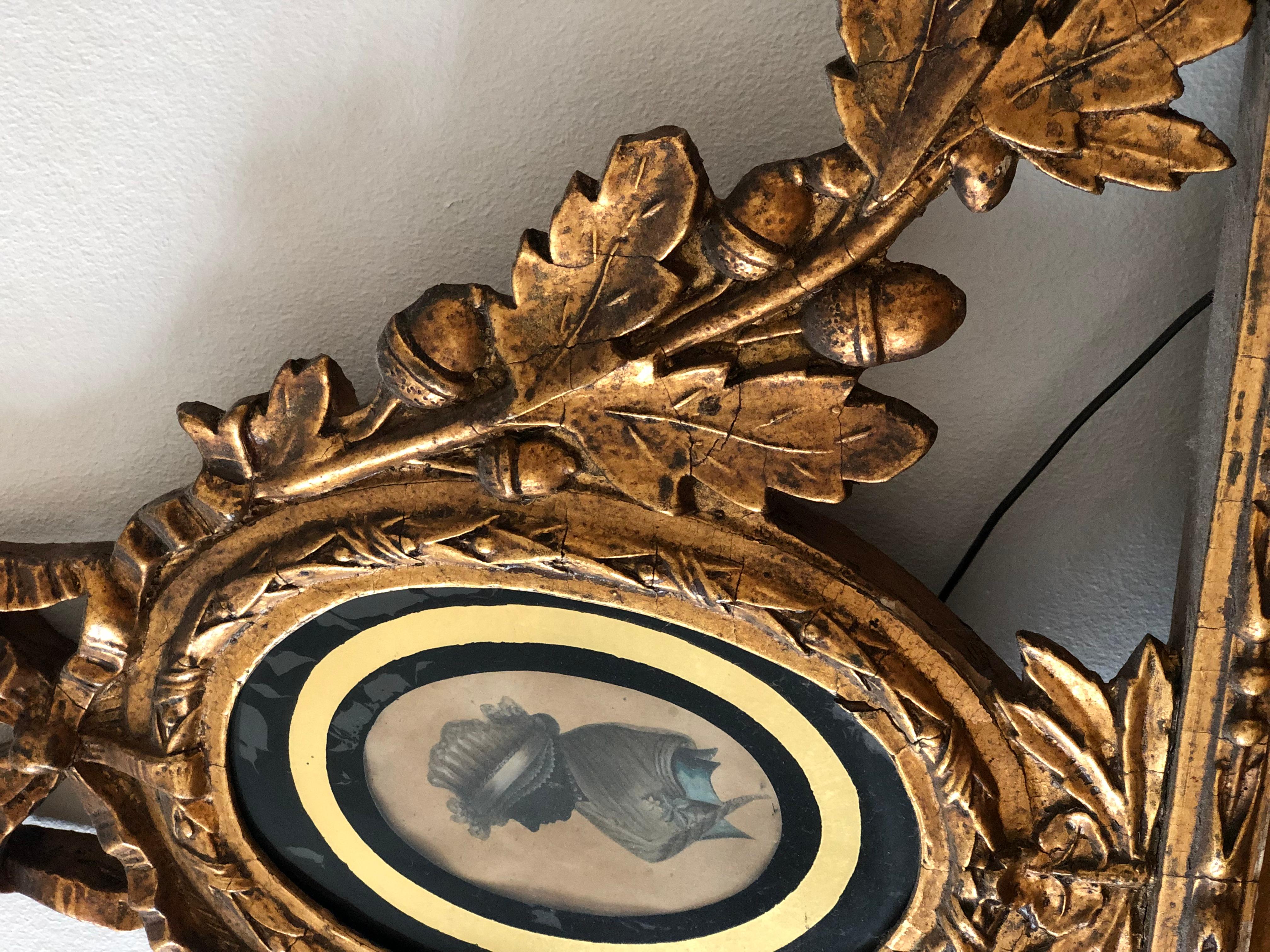 Miroir sculpté en bois doré de style Louis XVI hollandais du XVIIIe siècle avec Verre églomisé en vente 2