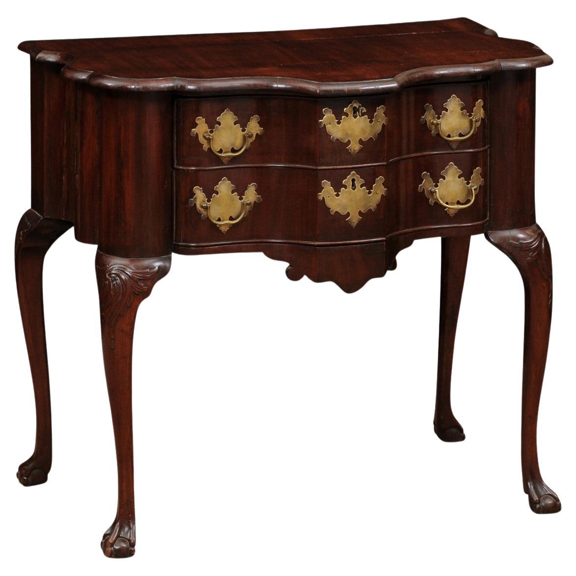 Commode basse hollandaise du 18ème siècle en acajou avec façade serpentine et 2 tiroirs en vente