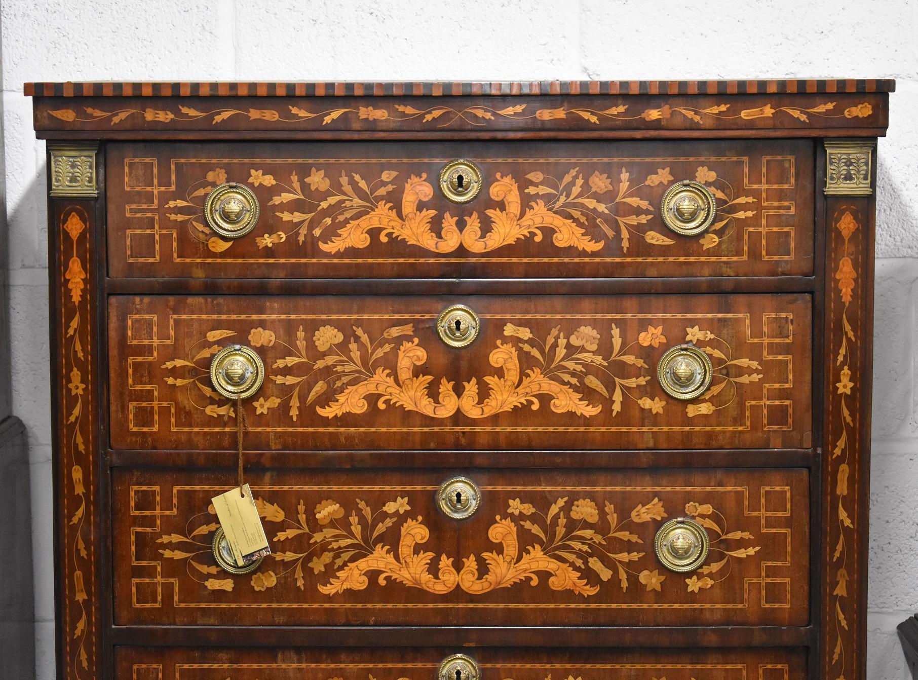 A vendre, une belle commode en marqueterie hollandaise du 18ème siècle. La commode comporte six tiroirs richement incrustés, chacun avec des poignées en laiton. Les côtés du coffre sont également incrustés de façon complexe, et reposent sur de