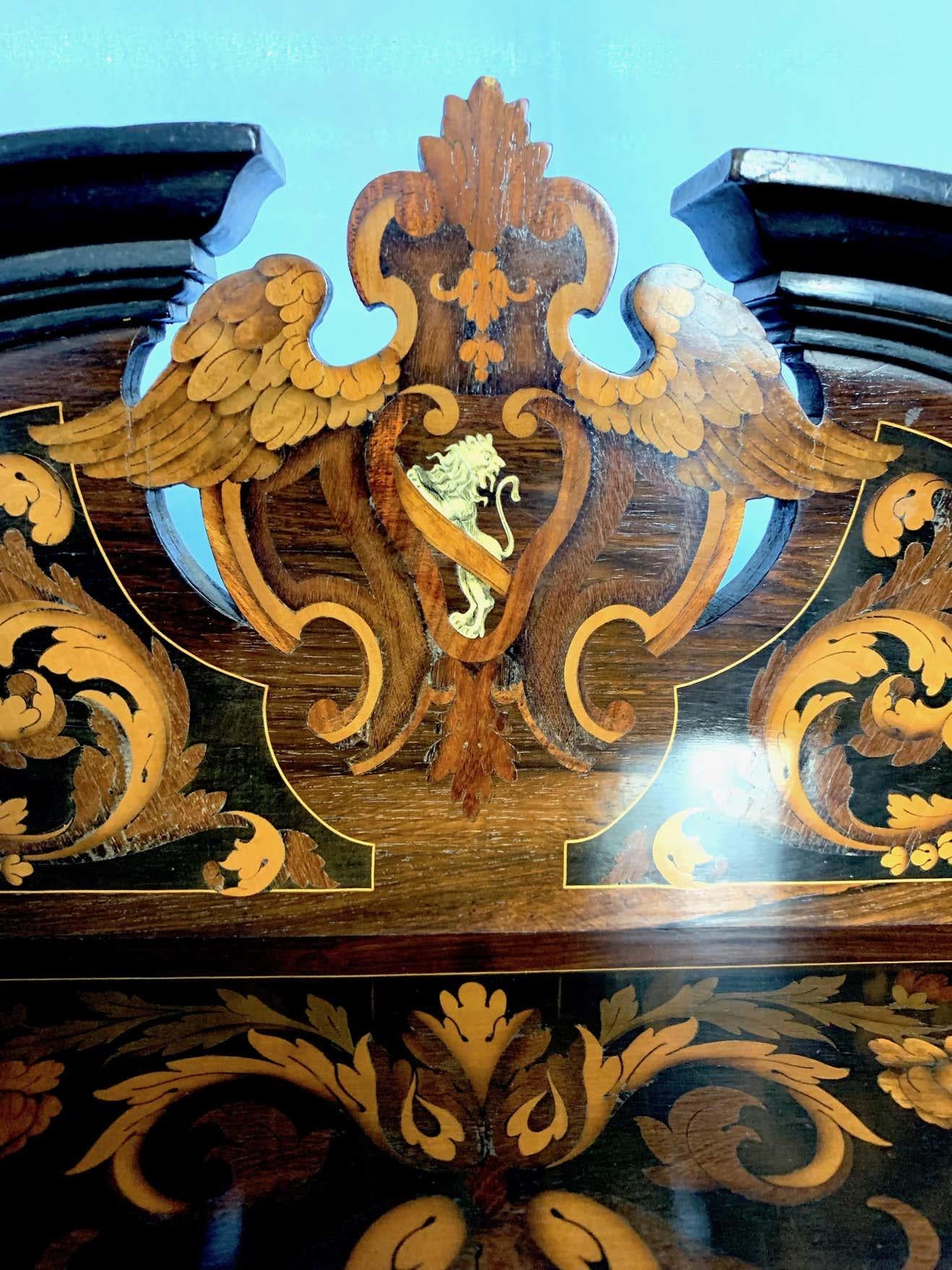Niederländischer Intarsien-Lowboy aus dem 18. Jahrhundert mit Bahrenfuß im Zustand „Gut“ im Angebot in Southall, GB