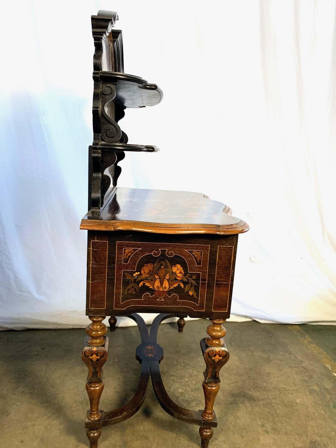 Noyer Commode basse hollandaise du 18ème siècle avec marqueterie incrustée en vente