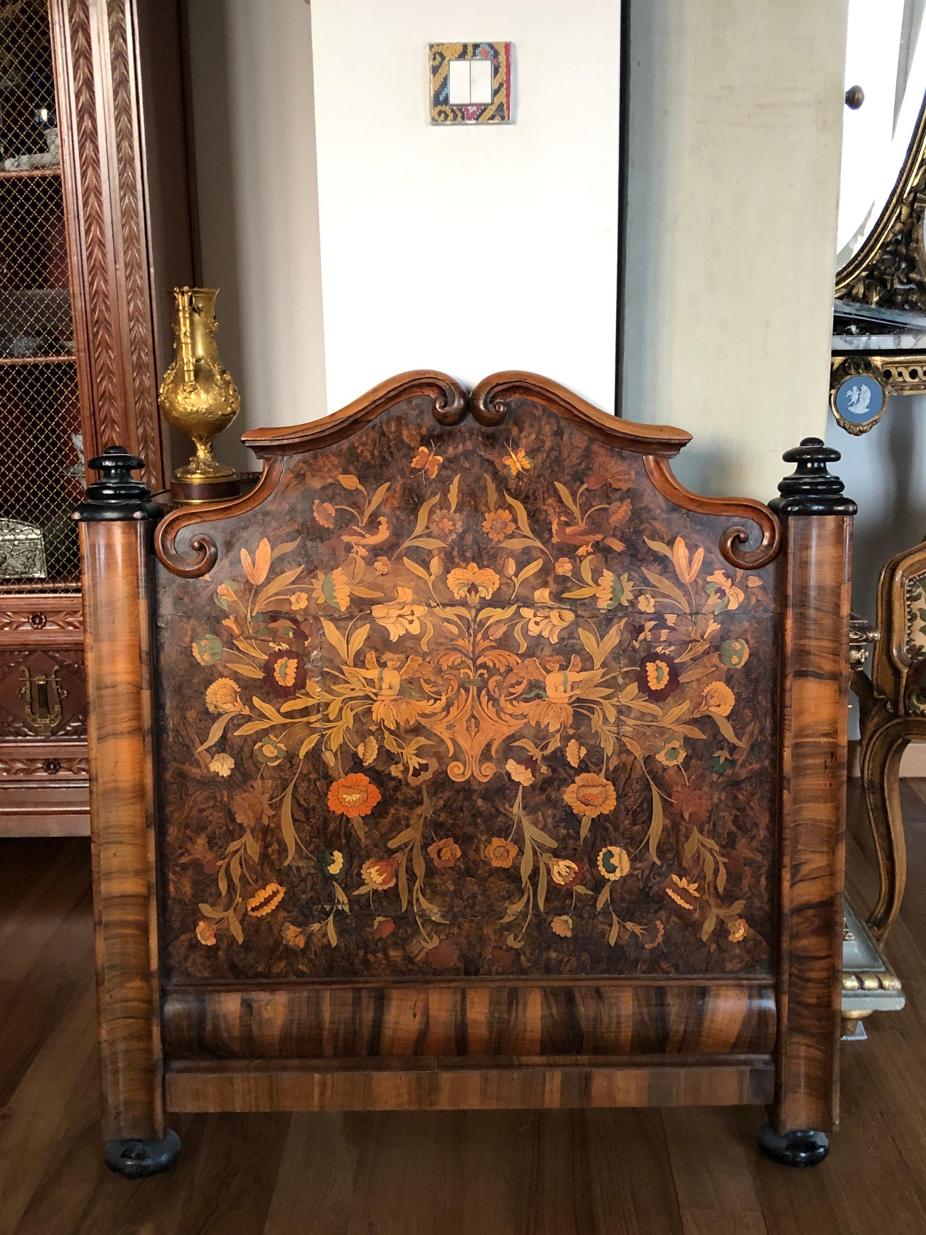 Marco de cama individual de caoba con marquetería holandesa del siglo XVIII con incrustaciones de colores en Bueno estado para la venta en Sofia, BG