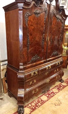 Armoire à linge néoclassique néerlandaise du XVIIIe siècle en noyer sculpté, avec bureau intégré